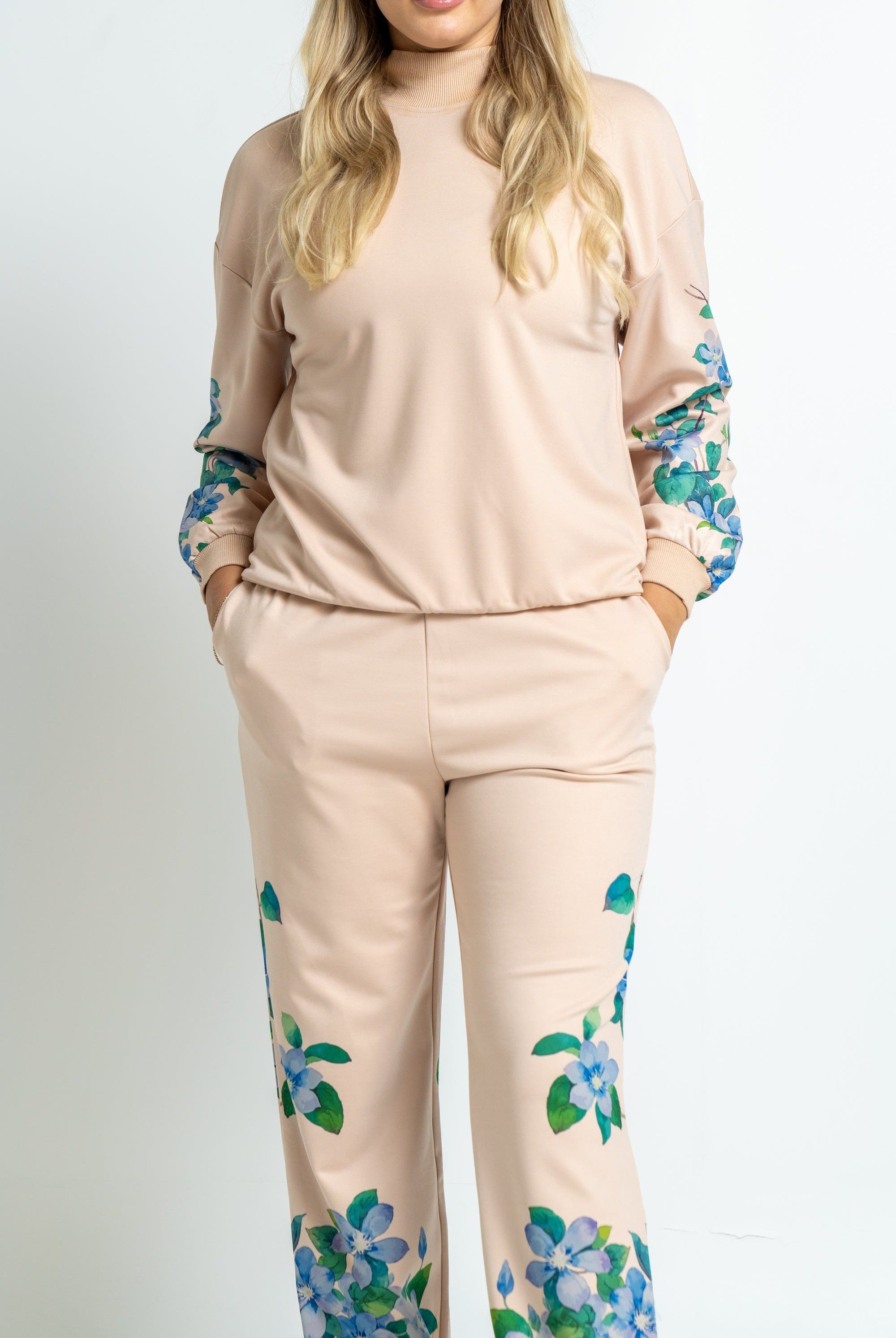 ميكا بلوزة بأكمام طويلة بطبعة مشجرة بيج