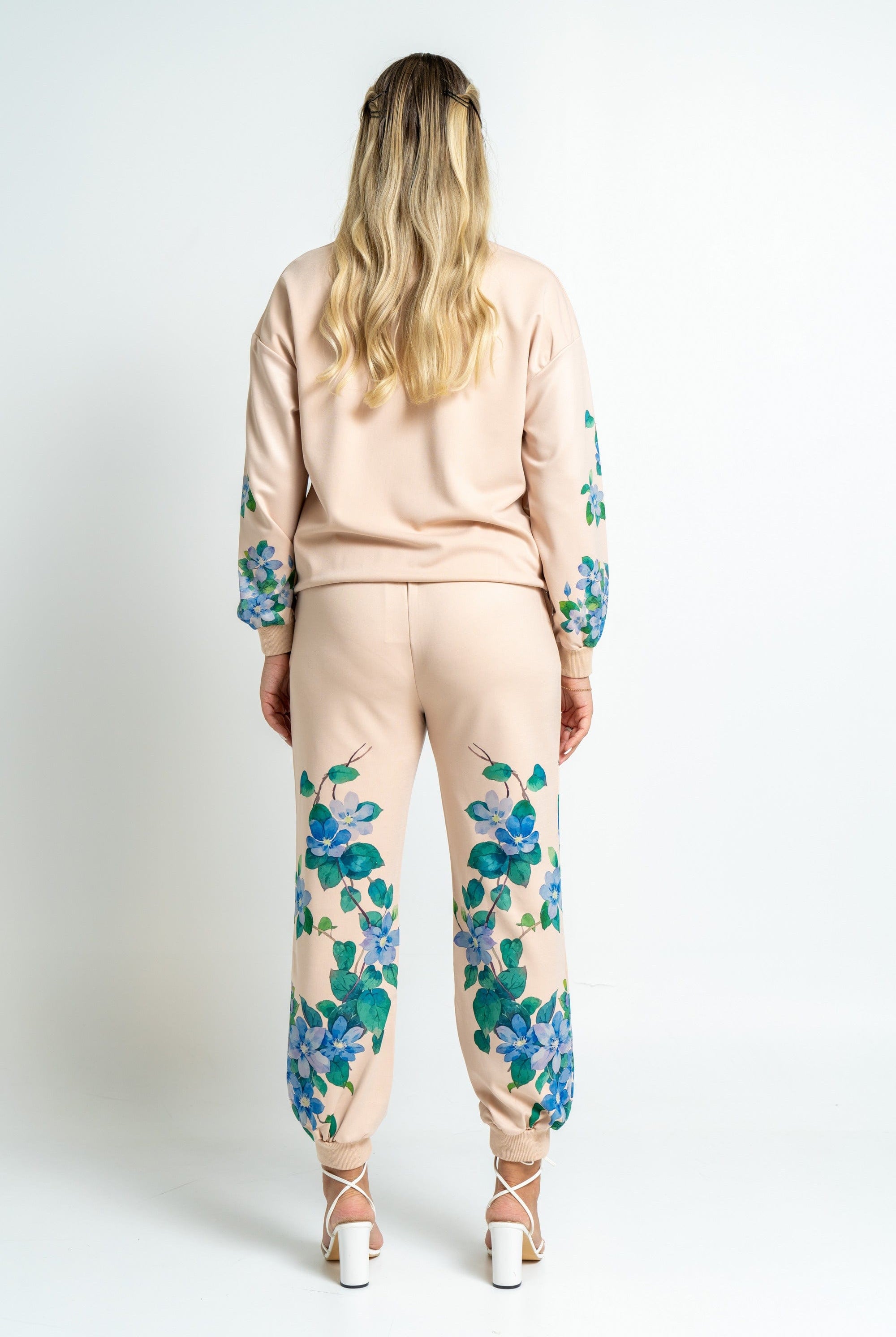 ميكا بلوزة بأكمام طويلة بطبعة مشجرة بيج