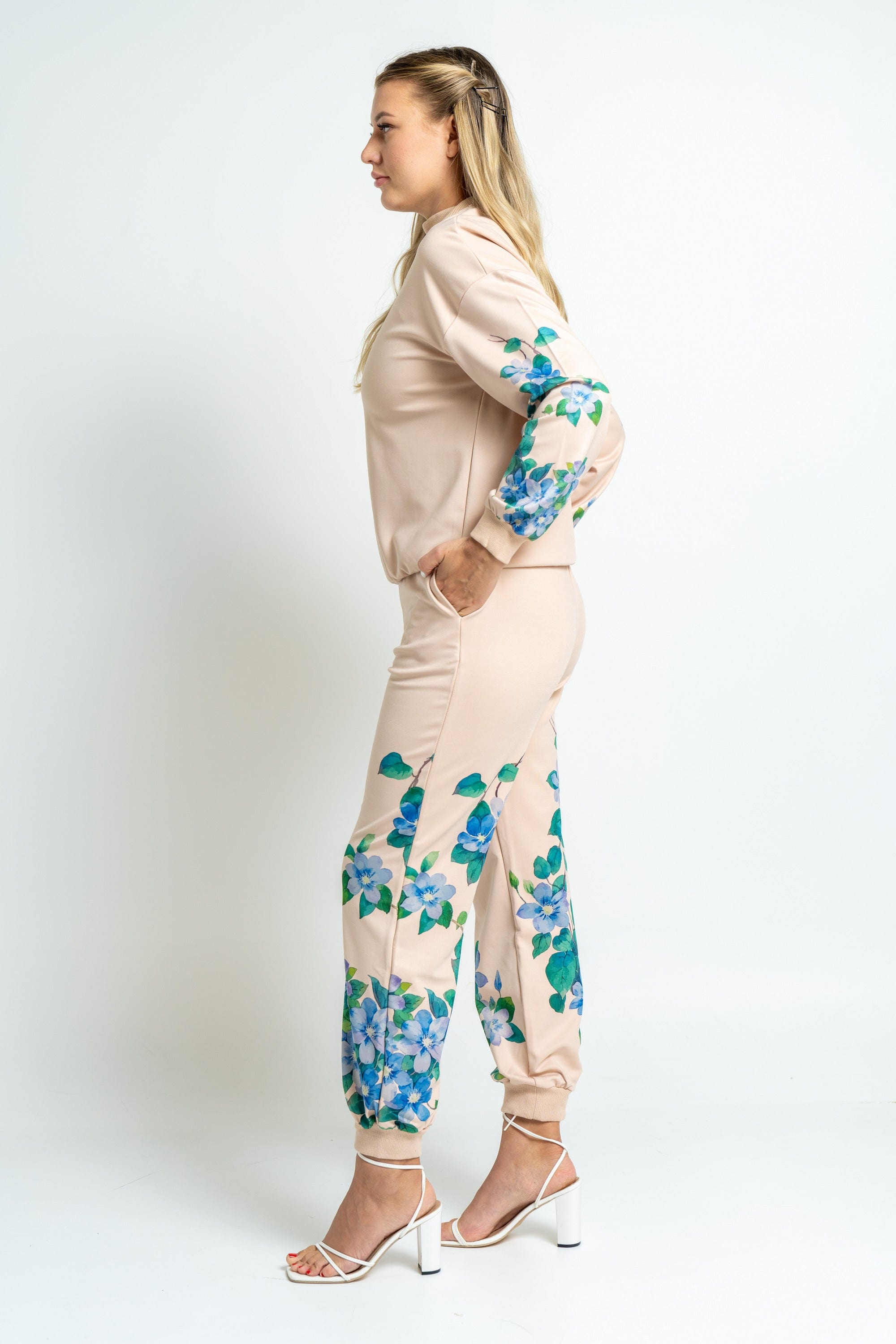 ميكا بلوزة بأكمام طويلة بطبعة مشجرة بيج