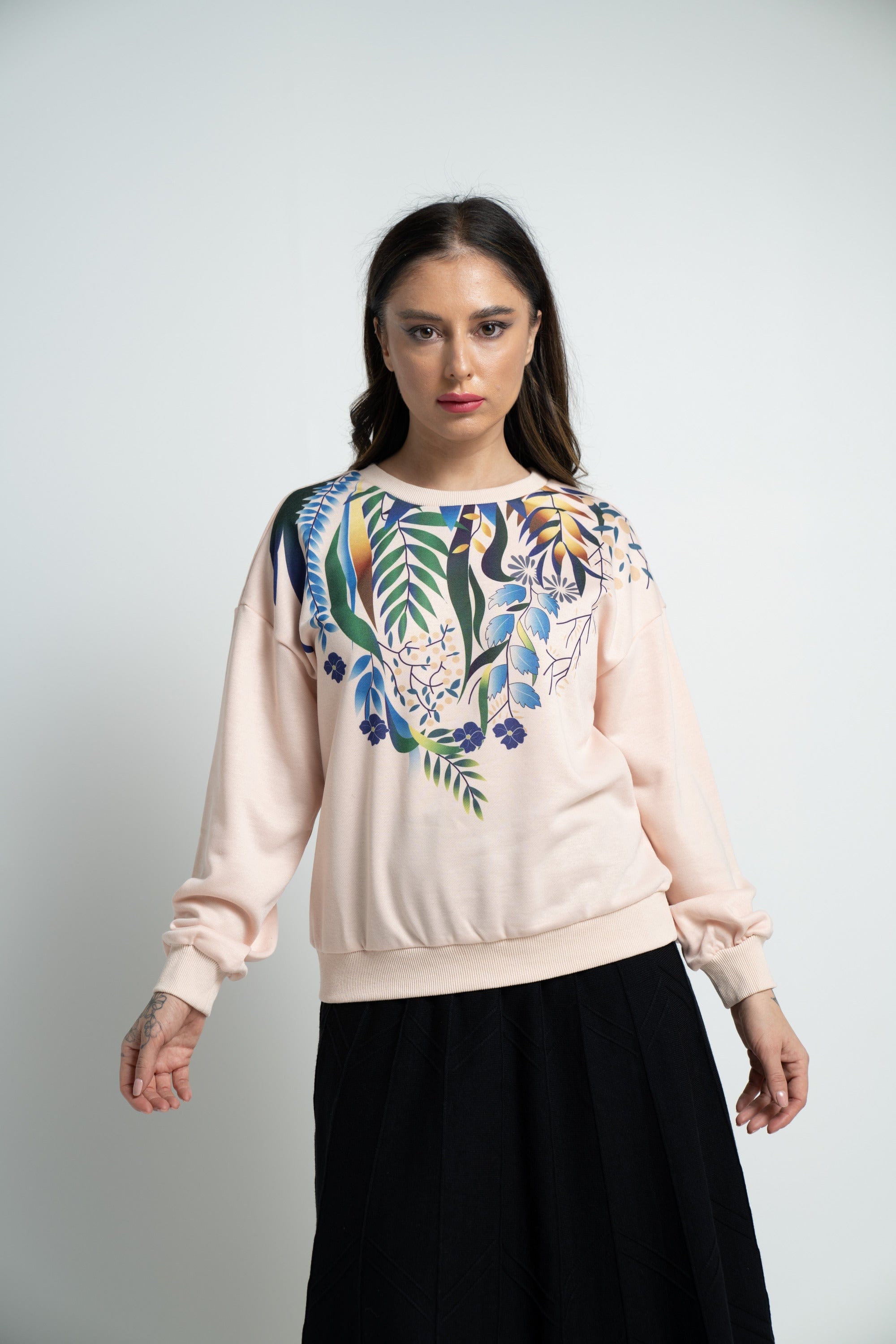 ميكا سويت شيرت مطبوع برسمة فروع شجر ملونة