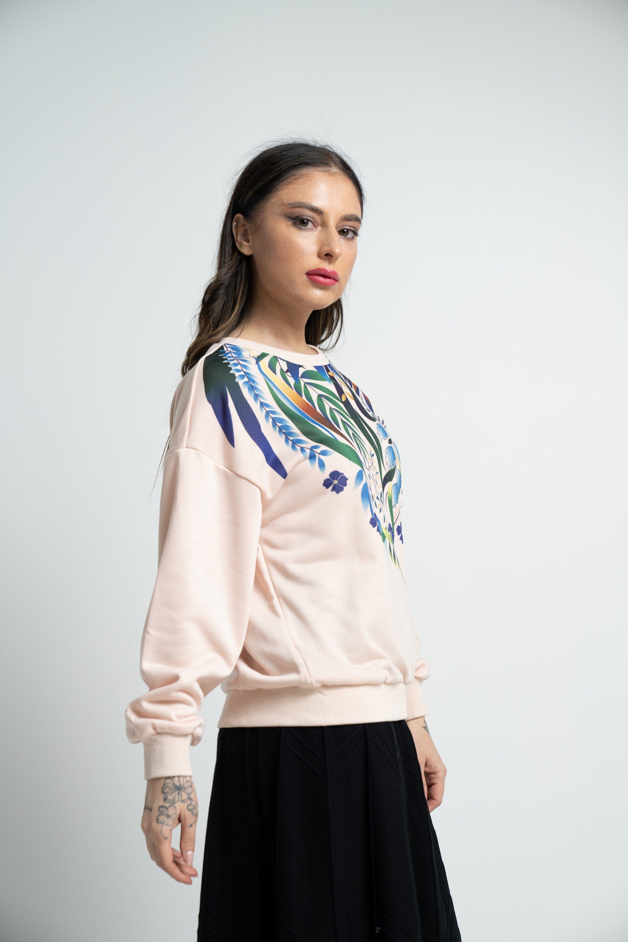 ميكا سويت شيرت مطبوع برسمة فروع شجر ملونة