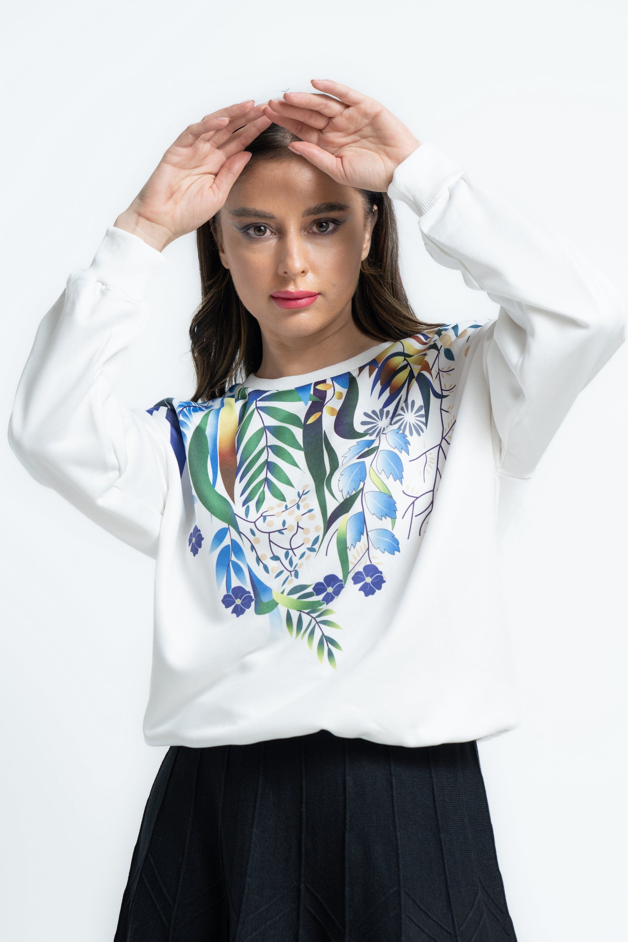 ميكا سويت شيرت مطبوع برسمة فروع شجر ملونة