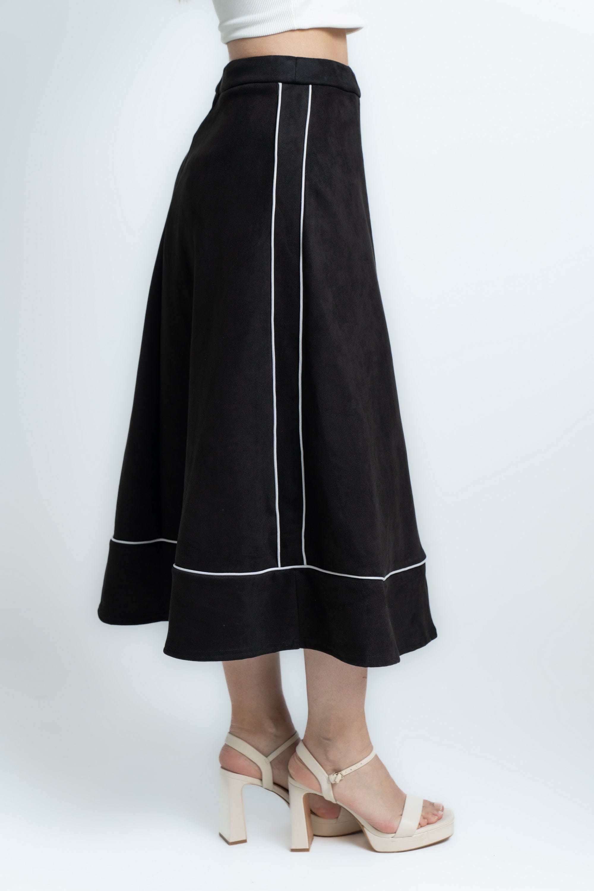 ميكا تنورة ميدي نسائية بخطوط جانبية أسود