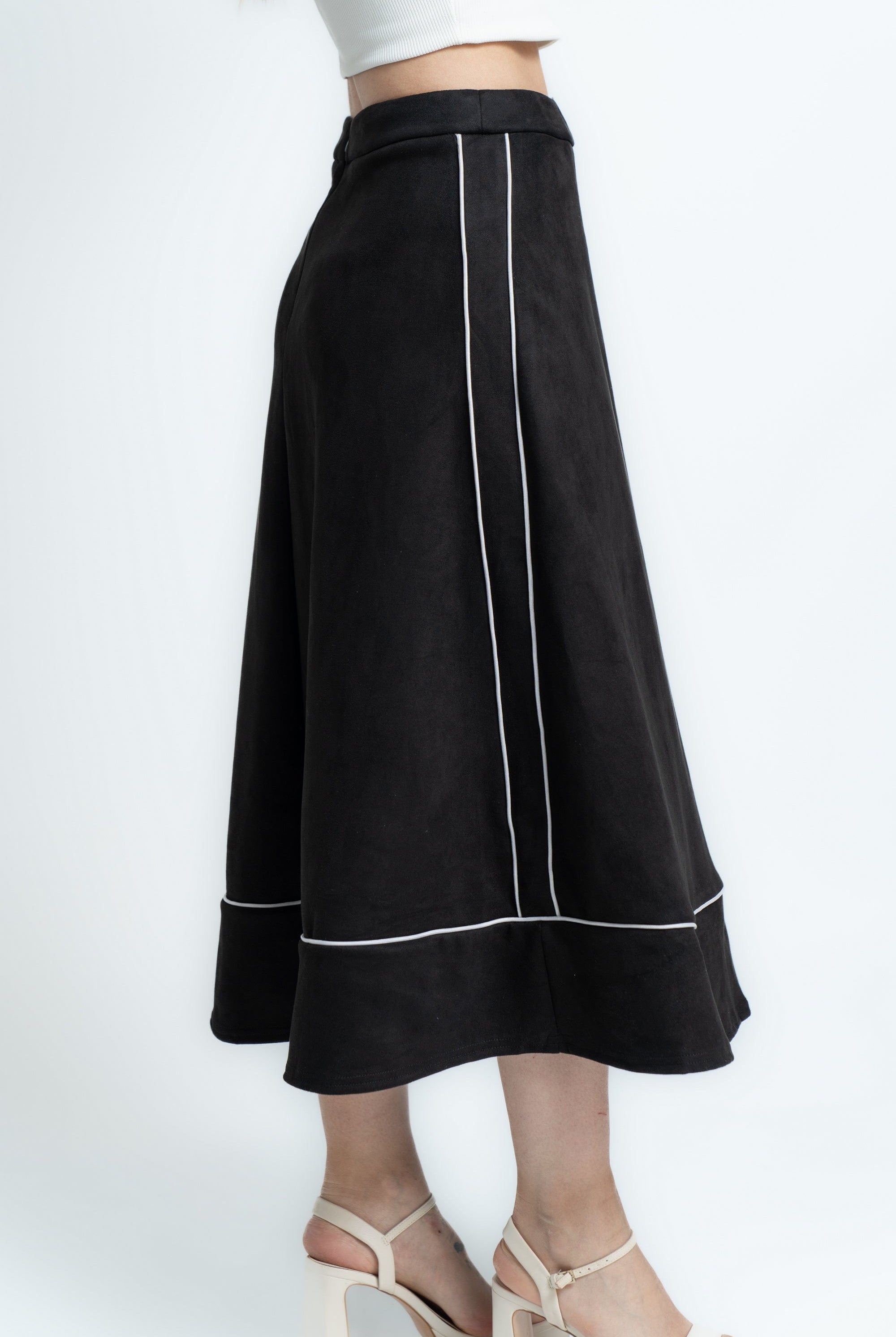 ميكا تنورة ميدي نسائية بخطوط جانبية أسود