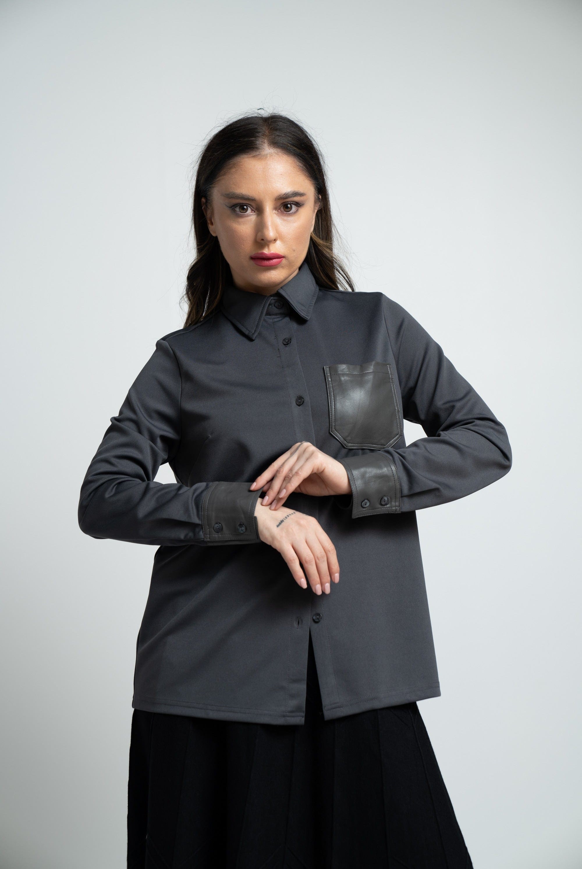 ميكا قميص بأكمام طويلة بجيب جلد على الصدر