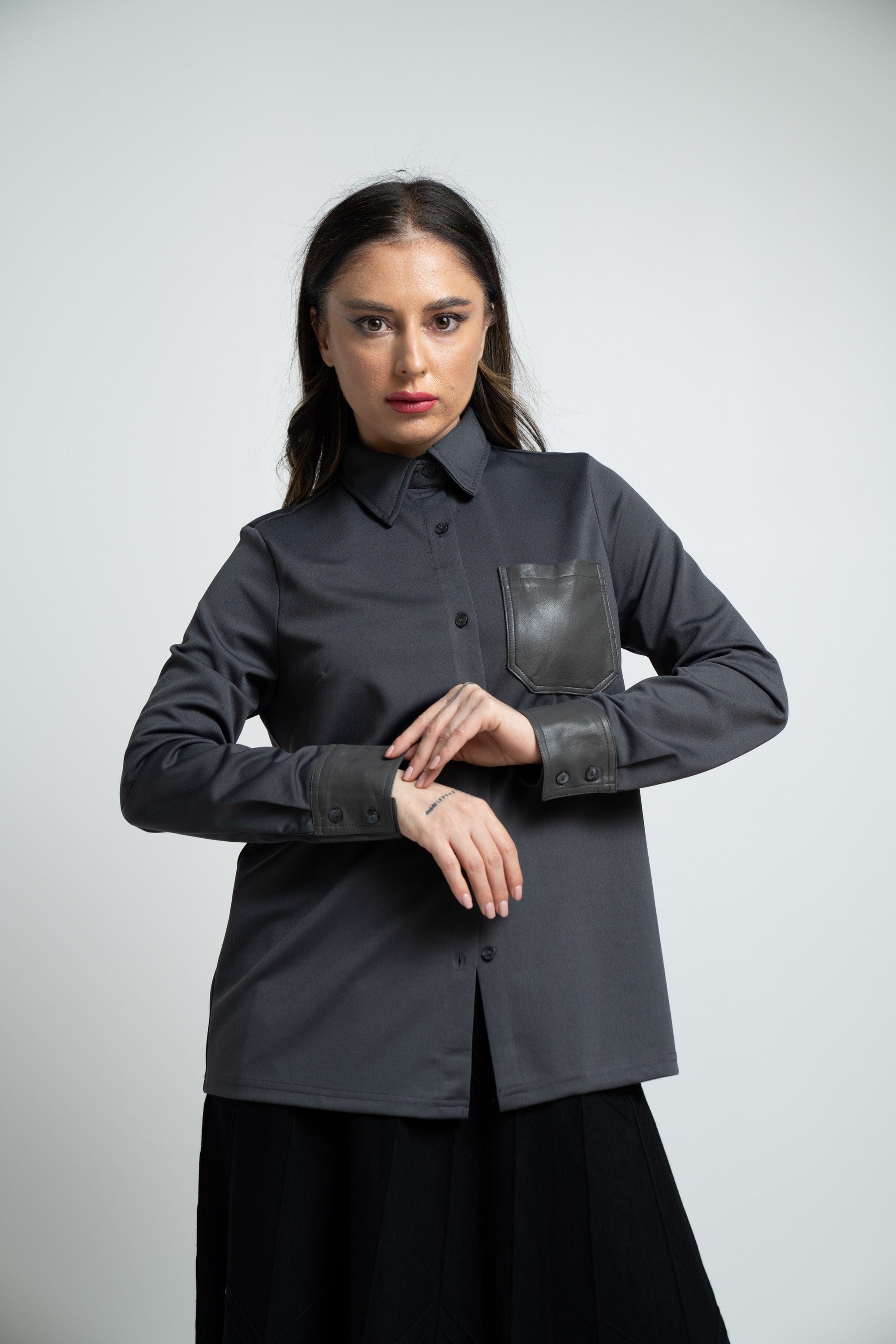 ميكا قميص بأكمام طويلة بجيب جلد على الصدر