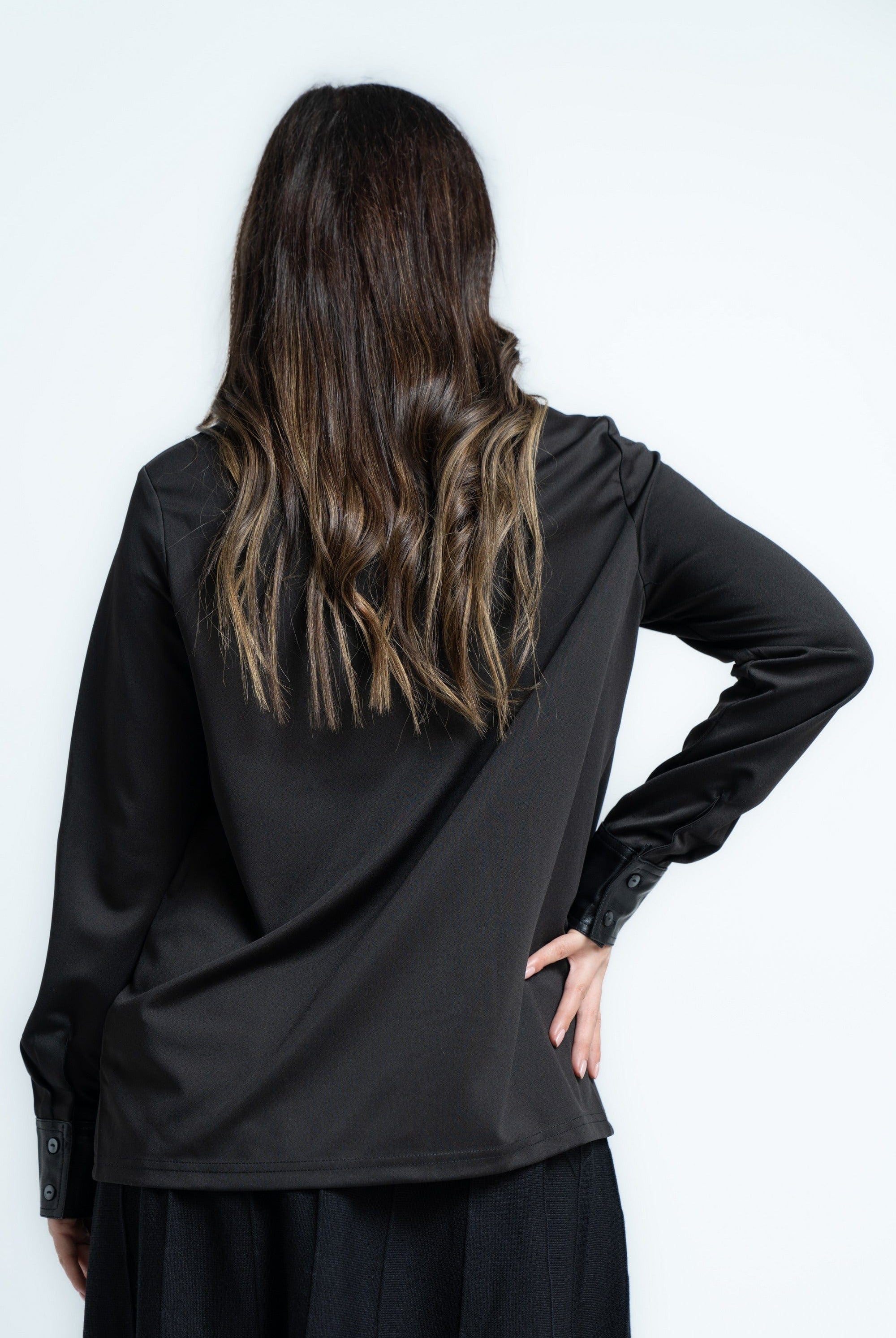 ميكا قميص بأكمام طويلة بجيب جلد على الصدر