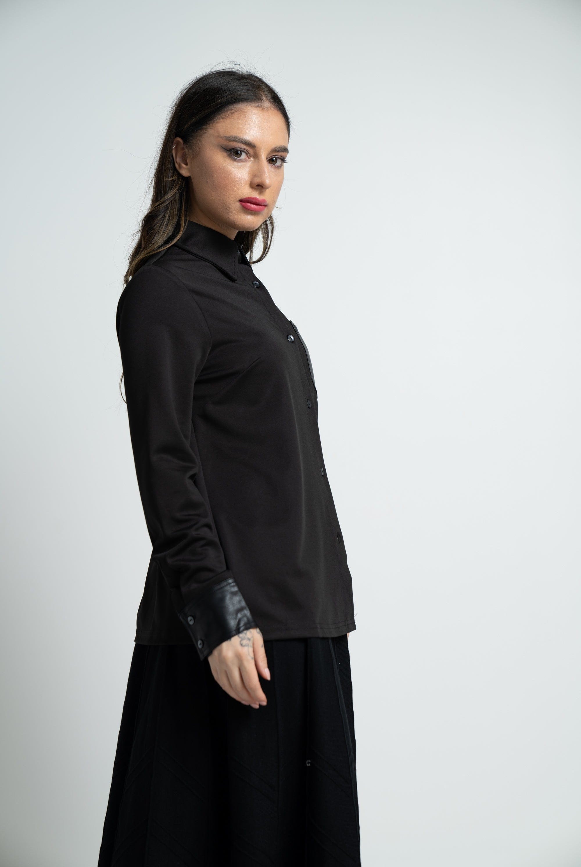 ميكا قميص بأكمام طويلة بجيب جلد على الصدر