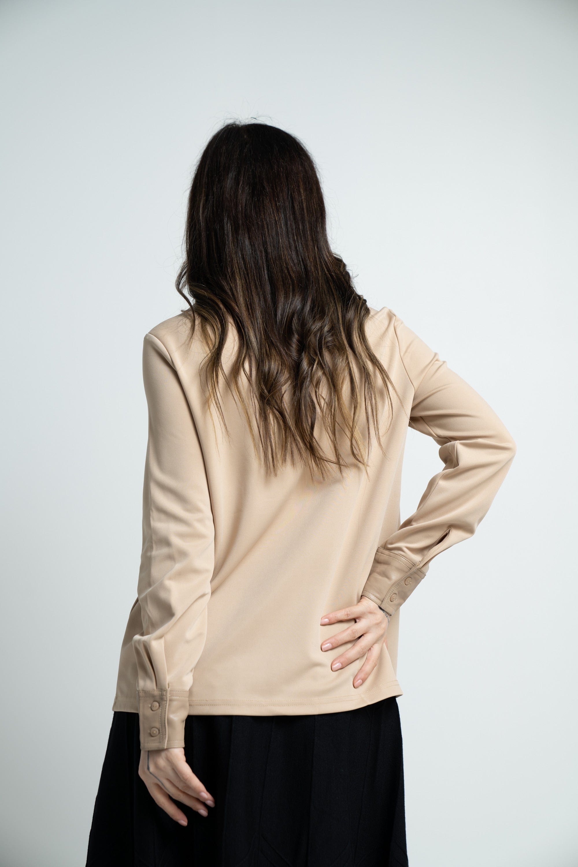 ميكا قميص بأكمام طويلة بجيب جلد على الصدر