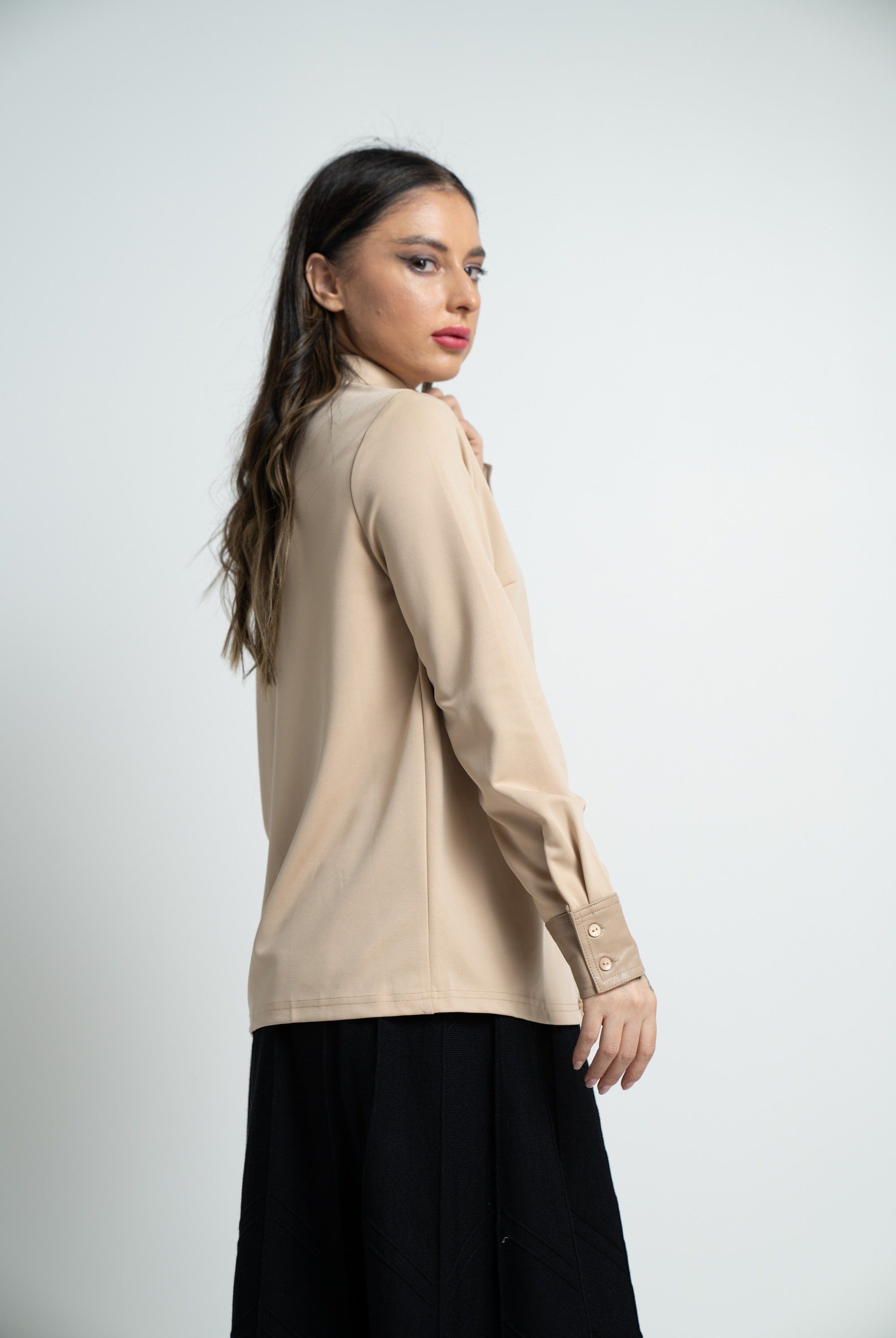 ميكا قميص بأكمام طويلة بجيب جلد على الصدر