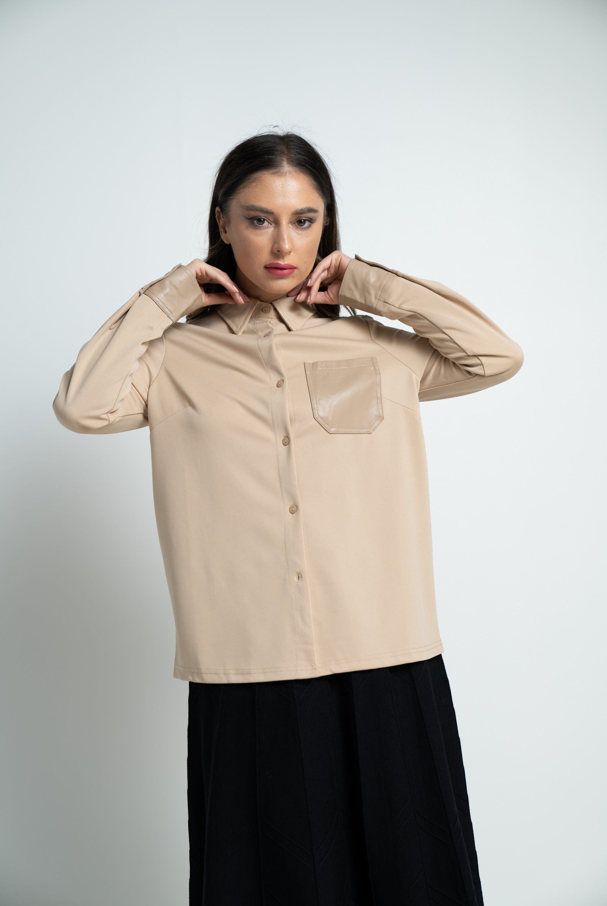 ميكا قميص بأكمام طويلة بجيب جلد على الصدر