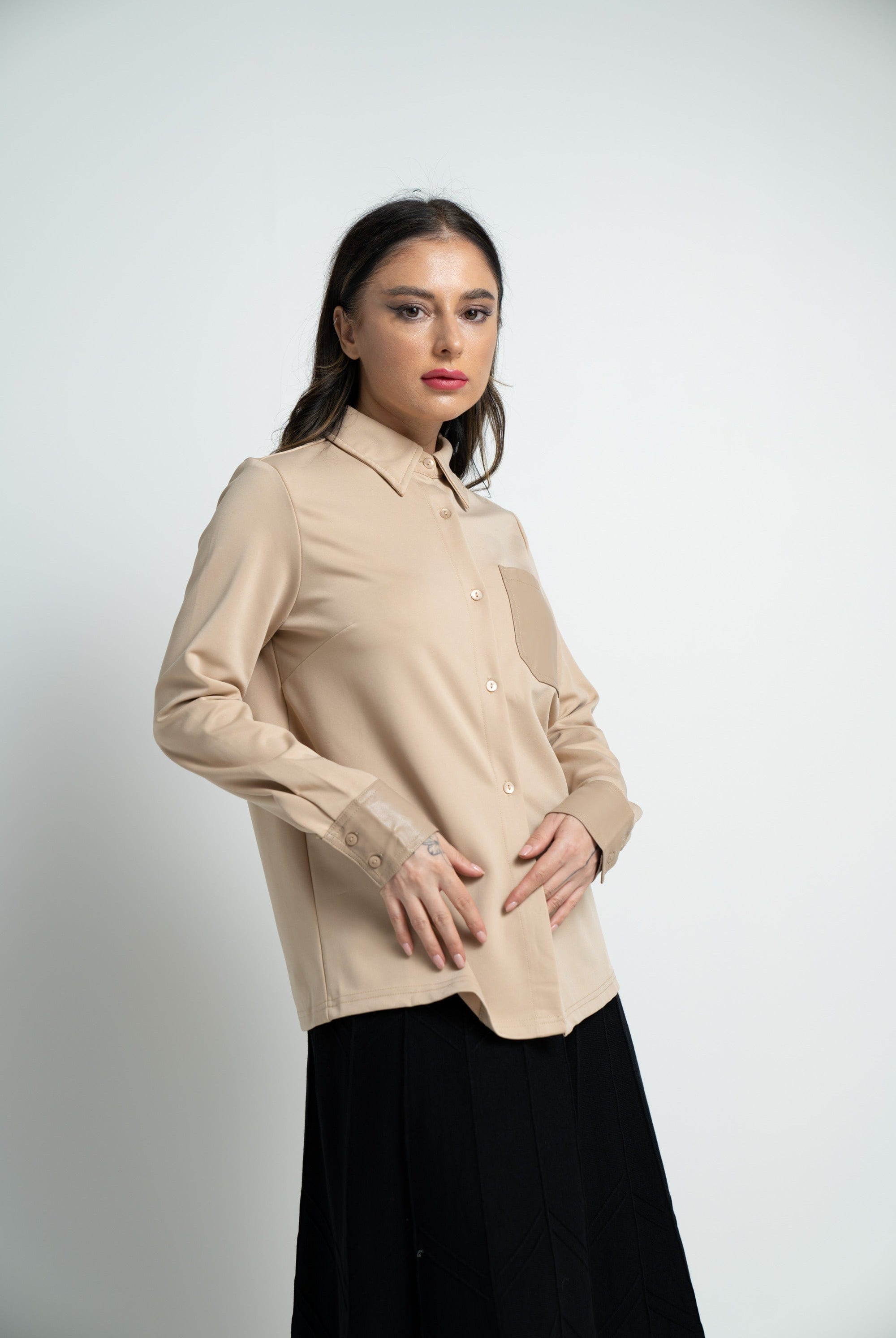 ميكا قميص بأكمام طويلة بجيب جلد على الصدر