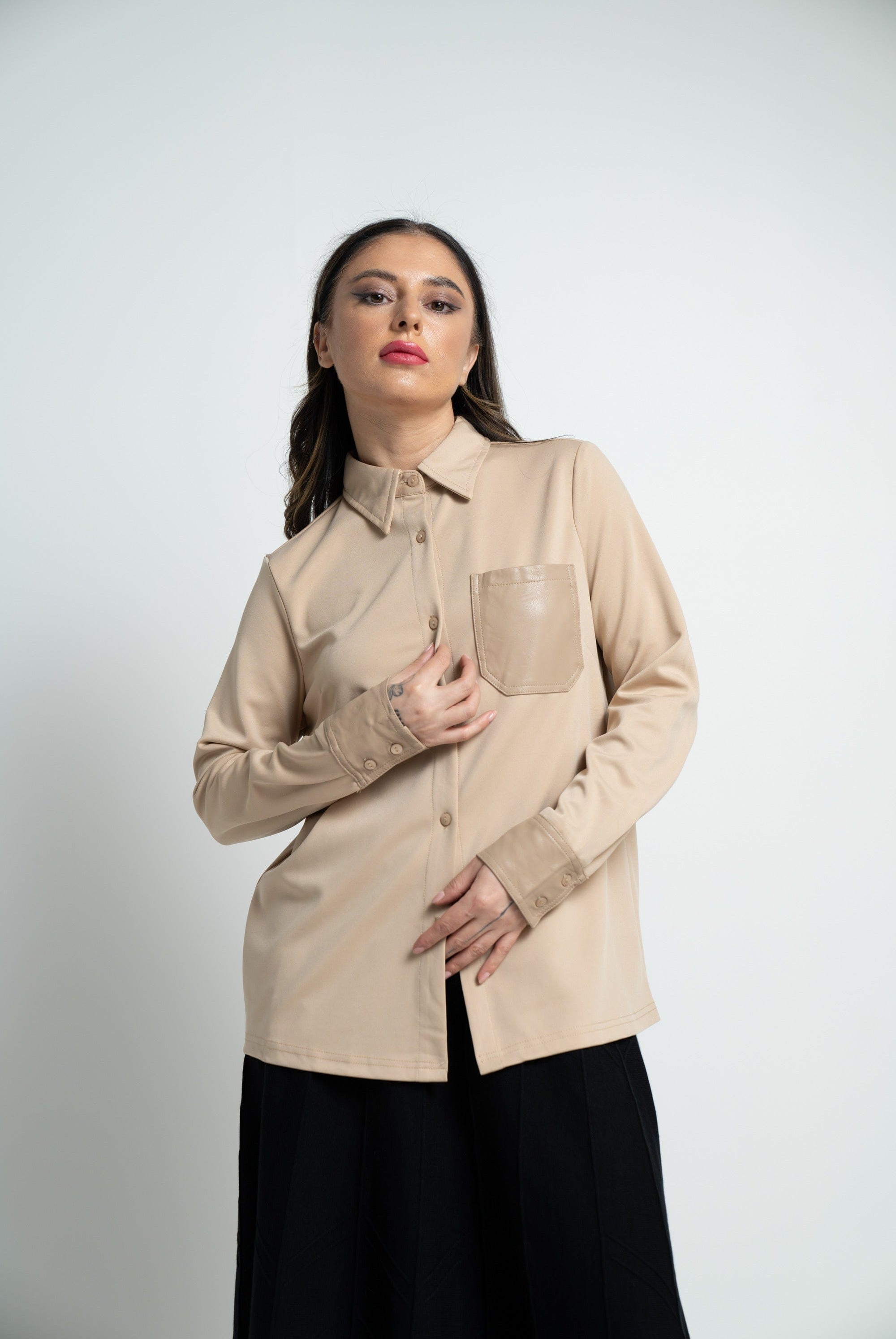 ميكا قميص بأكمام طويلة بجيب جلد على الصدر