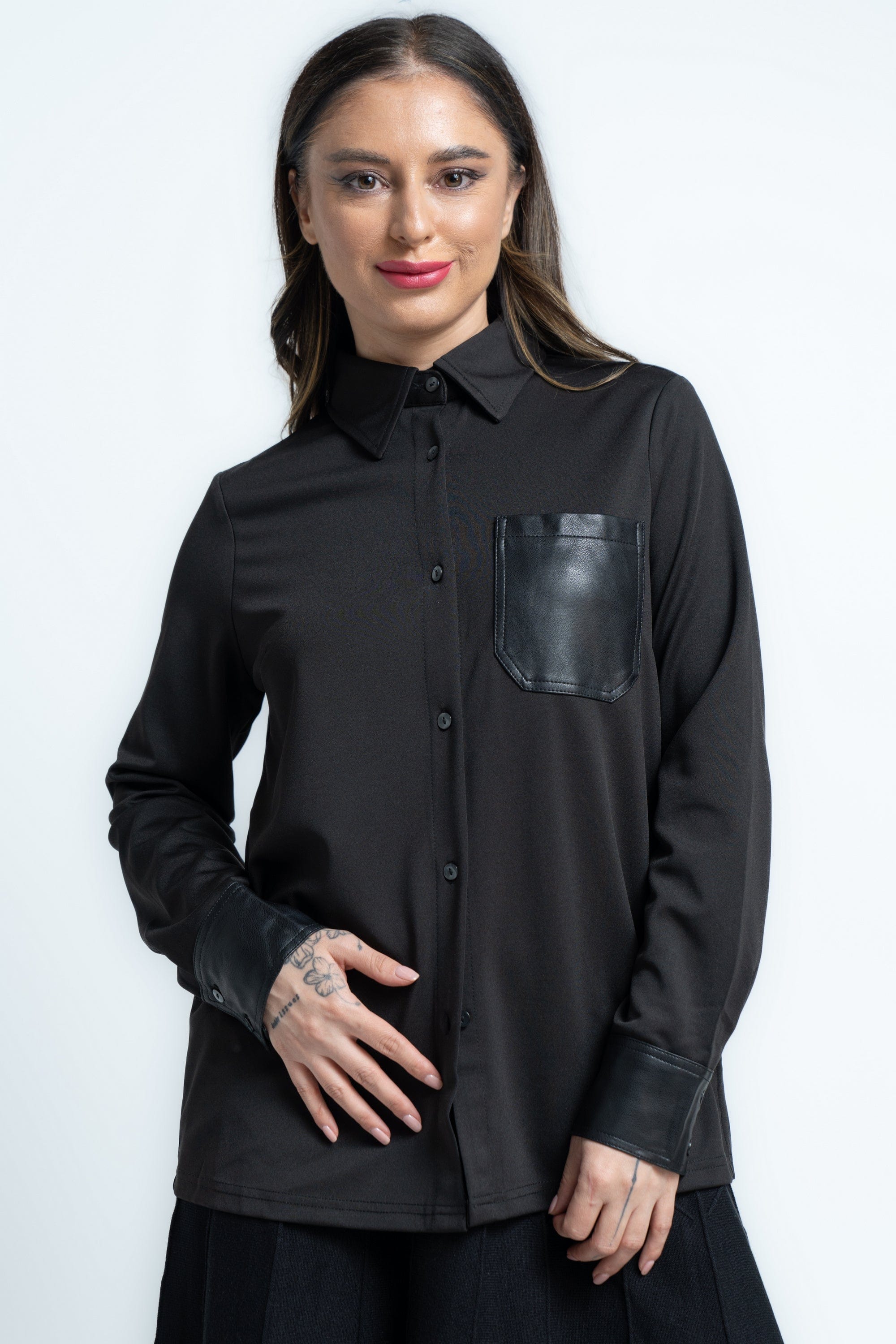 ميكا قميص بأكمام طويلة بجيب جلد على الصدر