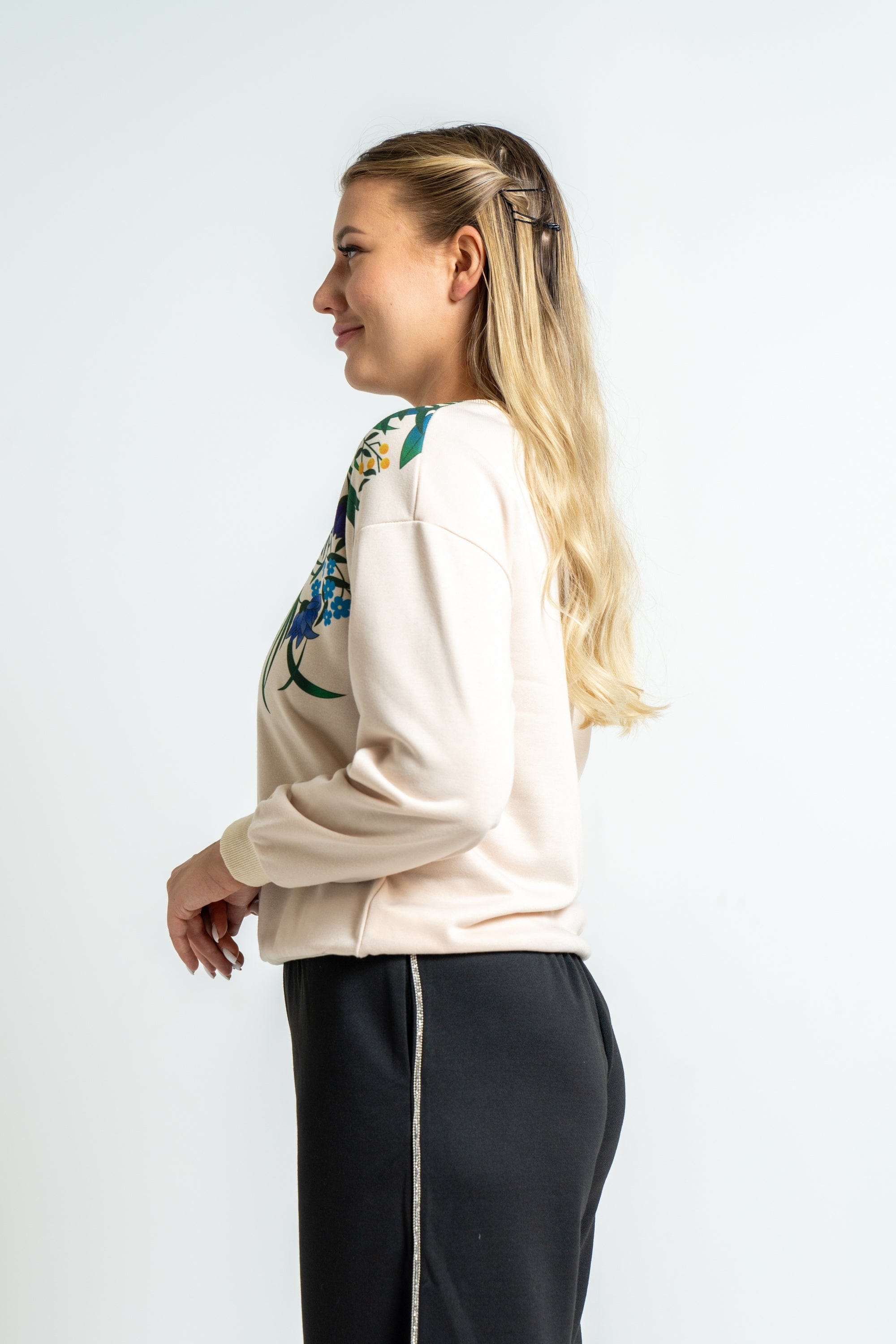 ميكا بلوزة بأكمام طويلة بطبعة مشجرة على الصدر