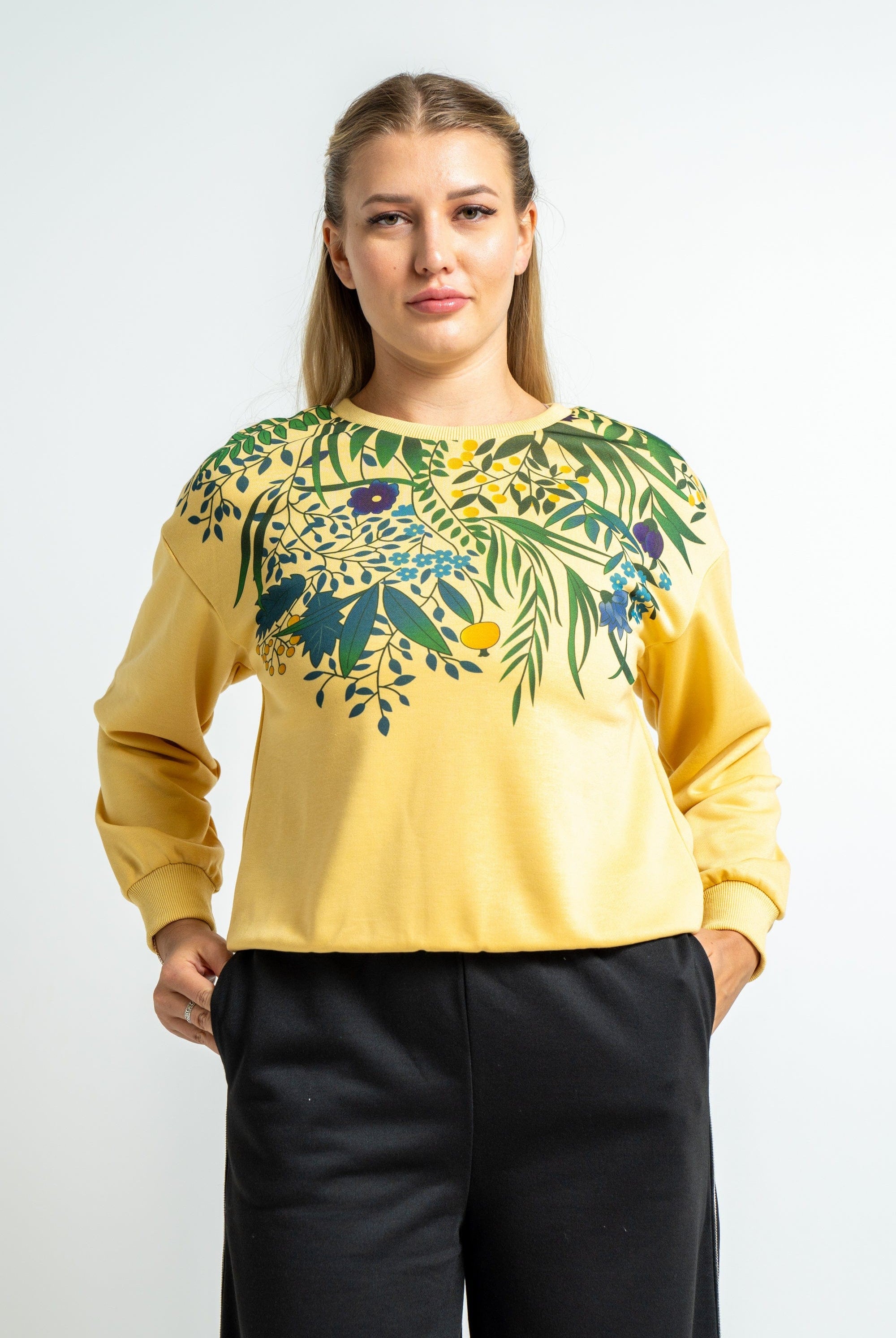 ميكا بلوزة بأكمام طويلة بطبعة مشجرة على الصدر