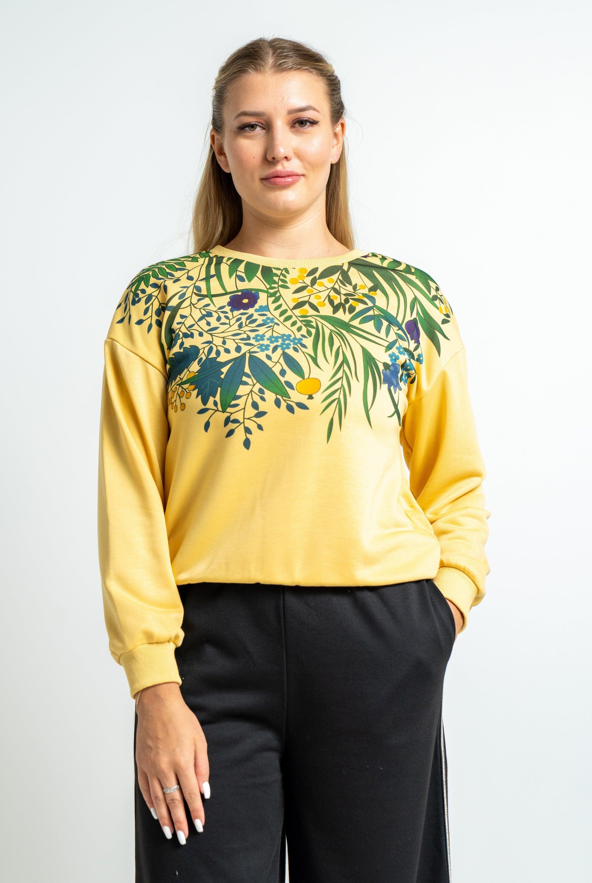 ميكا بلوزة بأكمام طويلة بطبعة مشجرة على الصدر