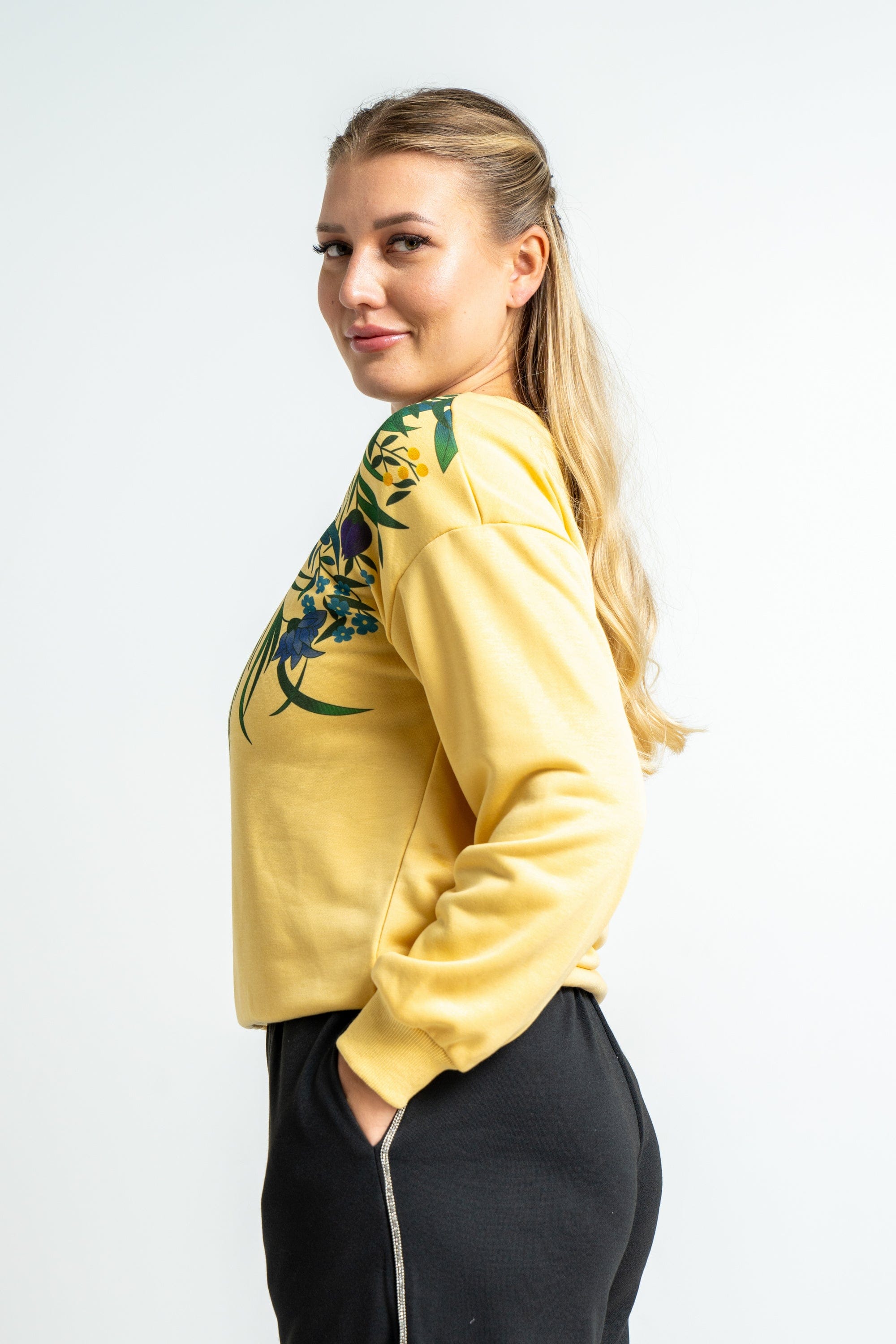 ميكا بلوزة بأكمام طويلة بطبعة مشجرة على الصدر