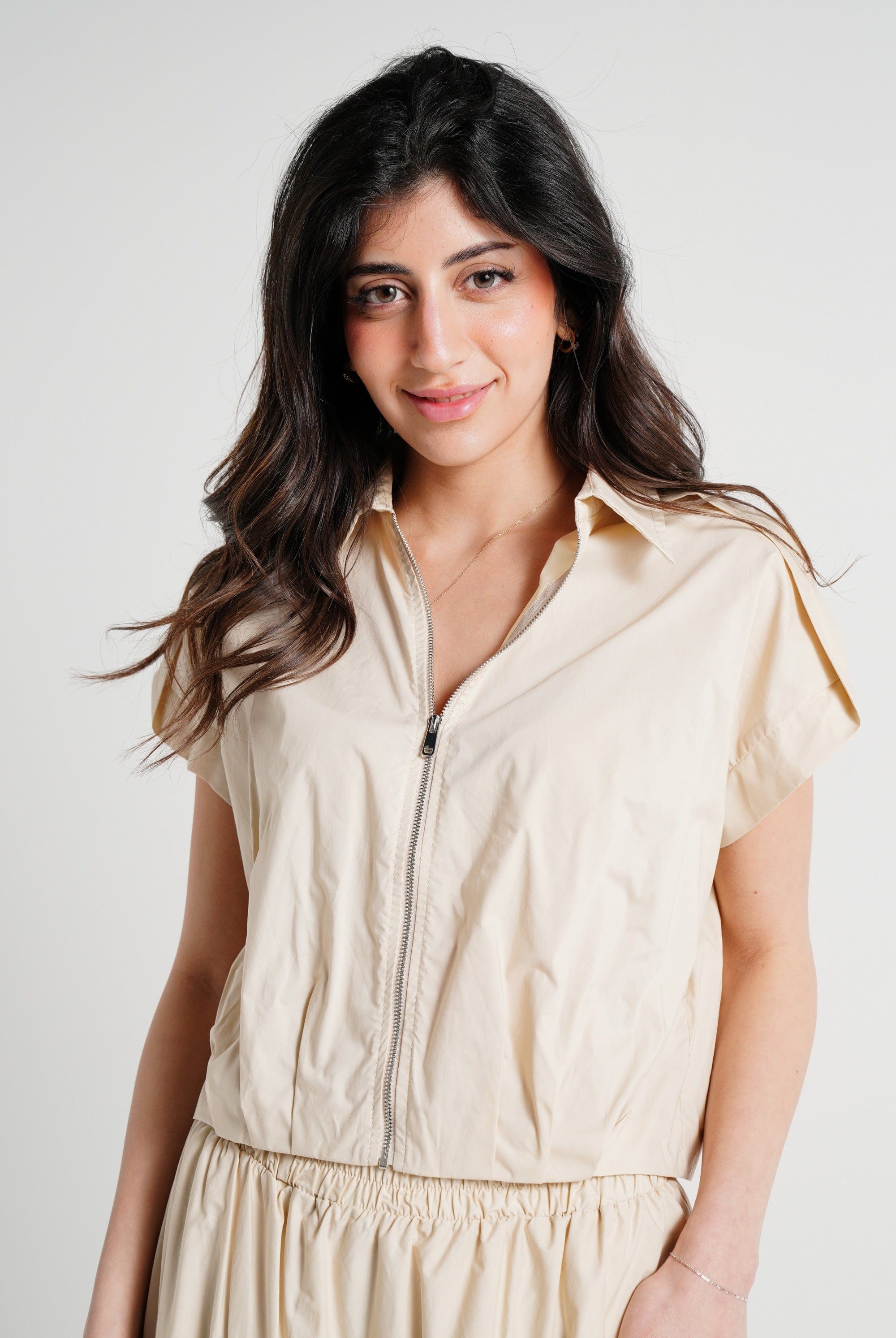 ميكا بلوزة بأكمام قصيرة بسحاب أمامي سادة