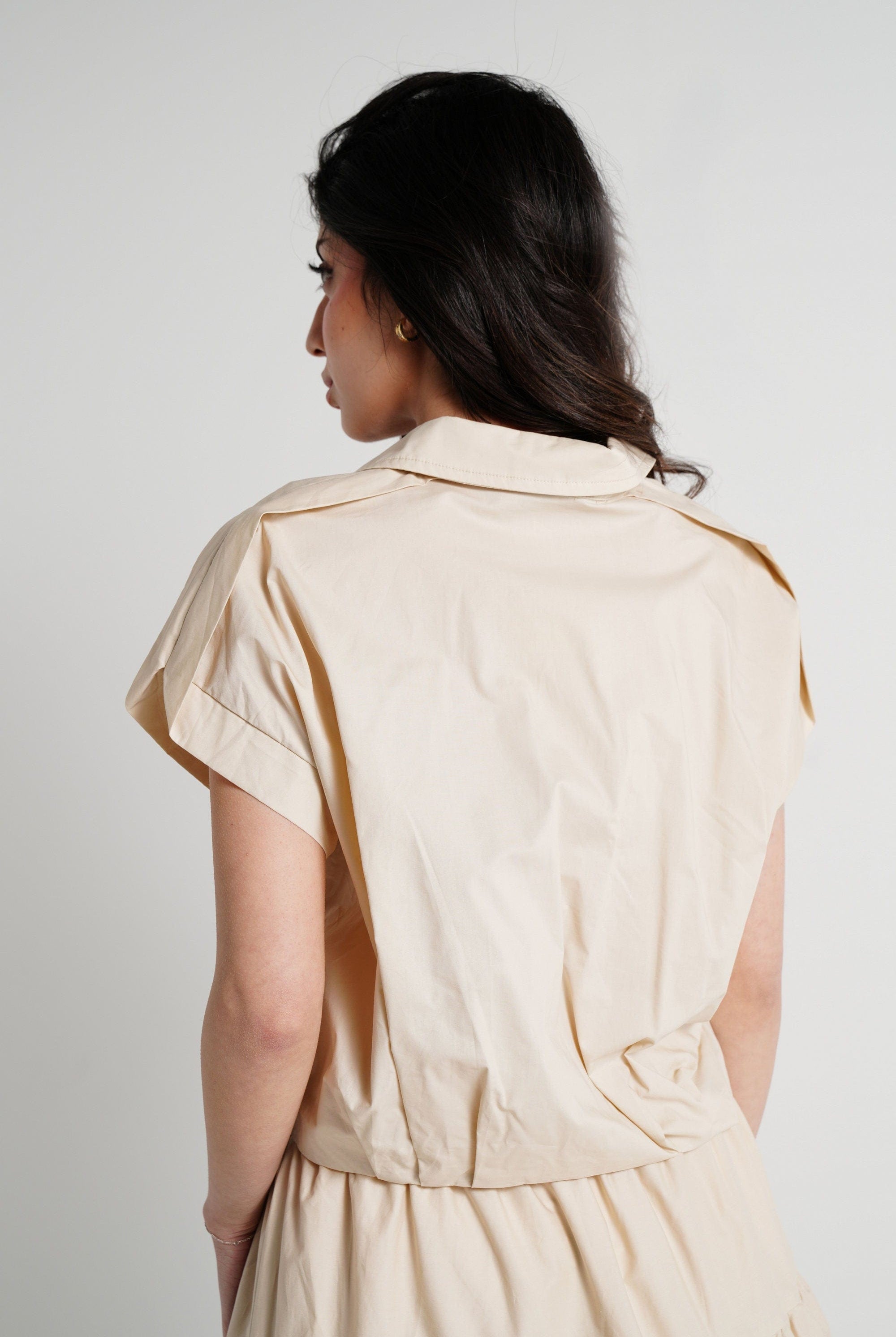 ميكا بلوزة بأكمام قصيرة بسحاب أمامي سادة