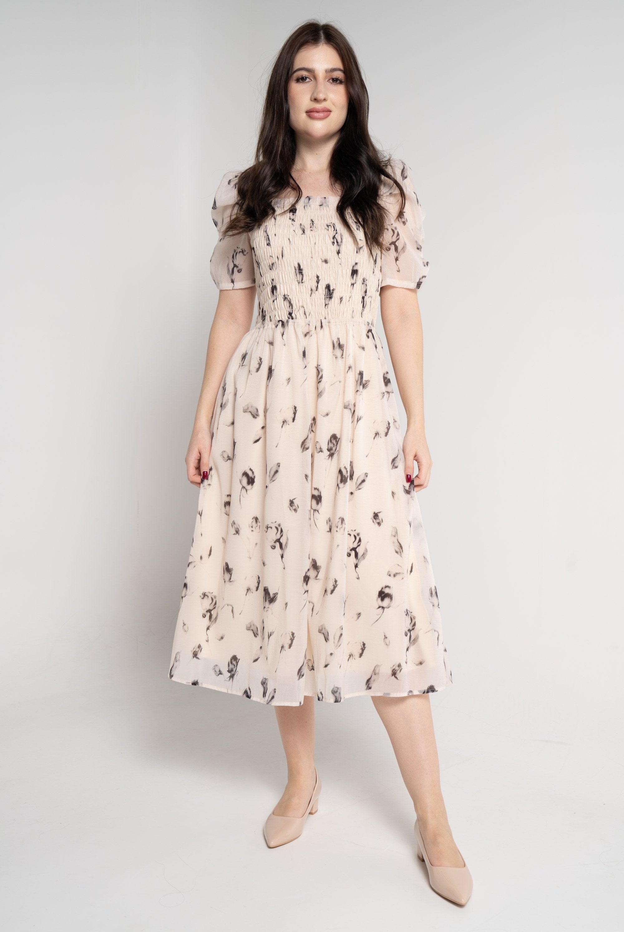 ميكا فستان ميدي بأكمام قصيرة مزين بصدر مطاطي بيج