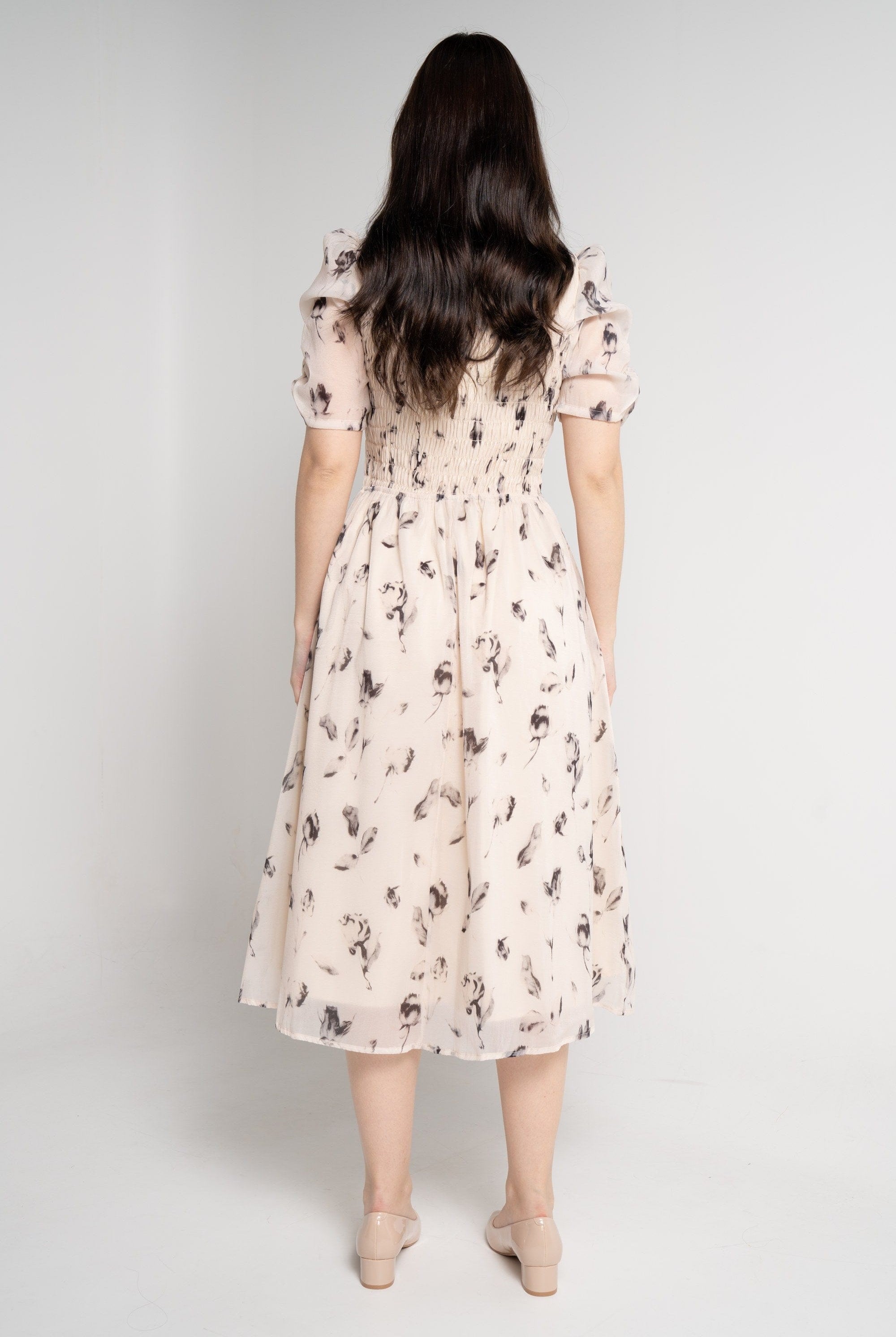 ميكا فستان ميدي بأكمام قصيرة مزين بصدر مطاطي بيج