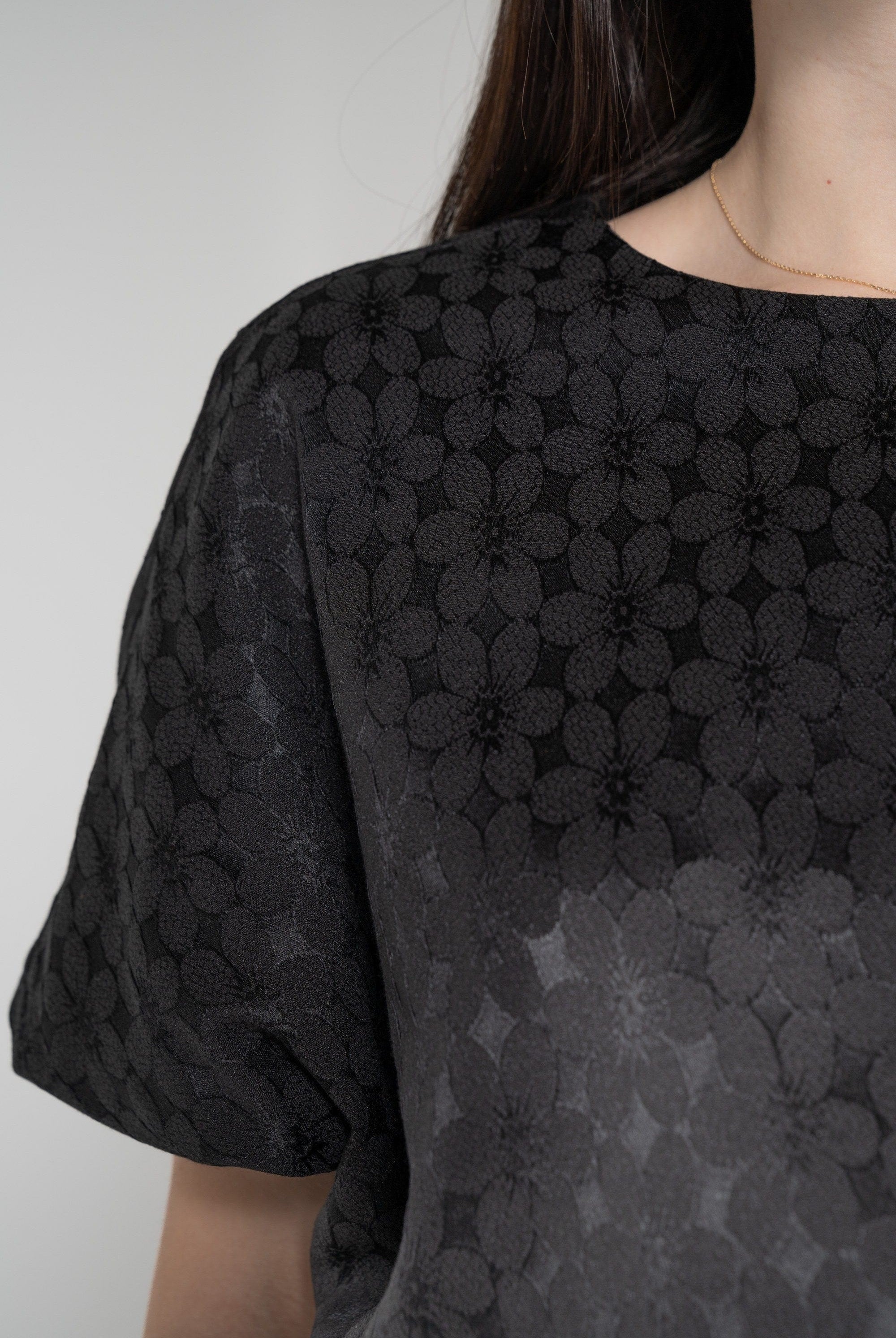 ميكا بلوزة بأكمام قصيرة نص بطن منقوشة أسود