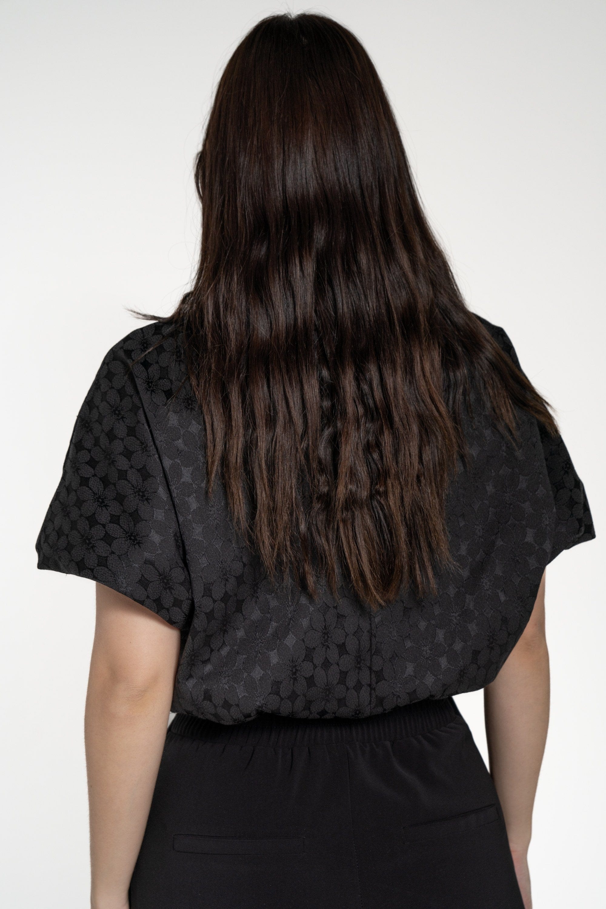 ميكا بلوزة بأكمام قصيرة نص بطن منقوشة أسود