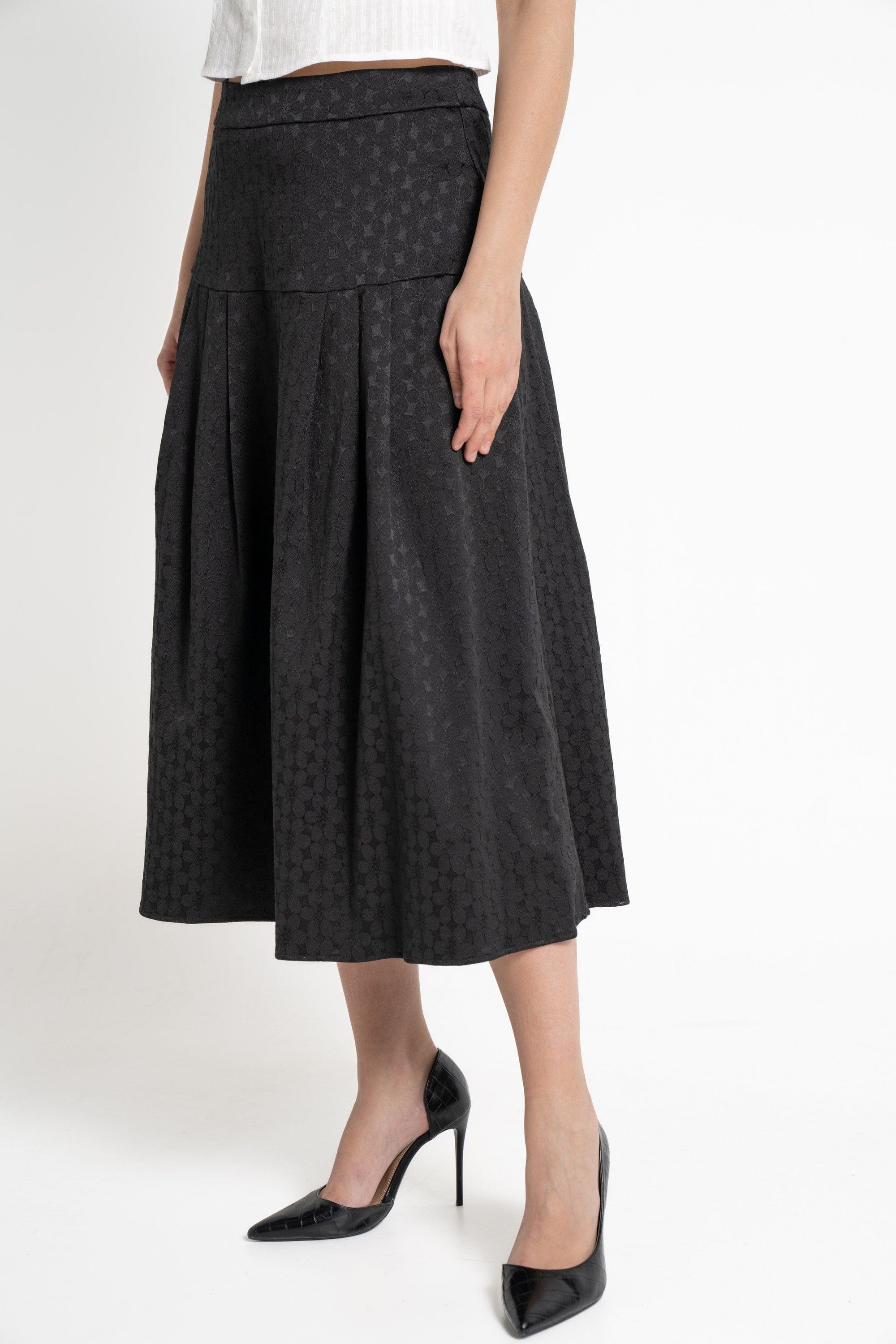 ميكا تنورة ميدي نسائية منقطة بكسرات أسود