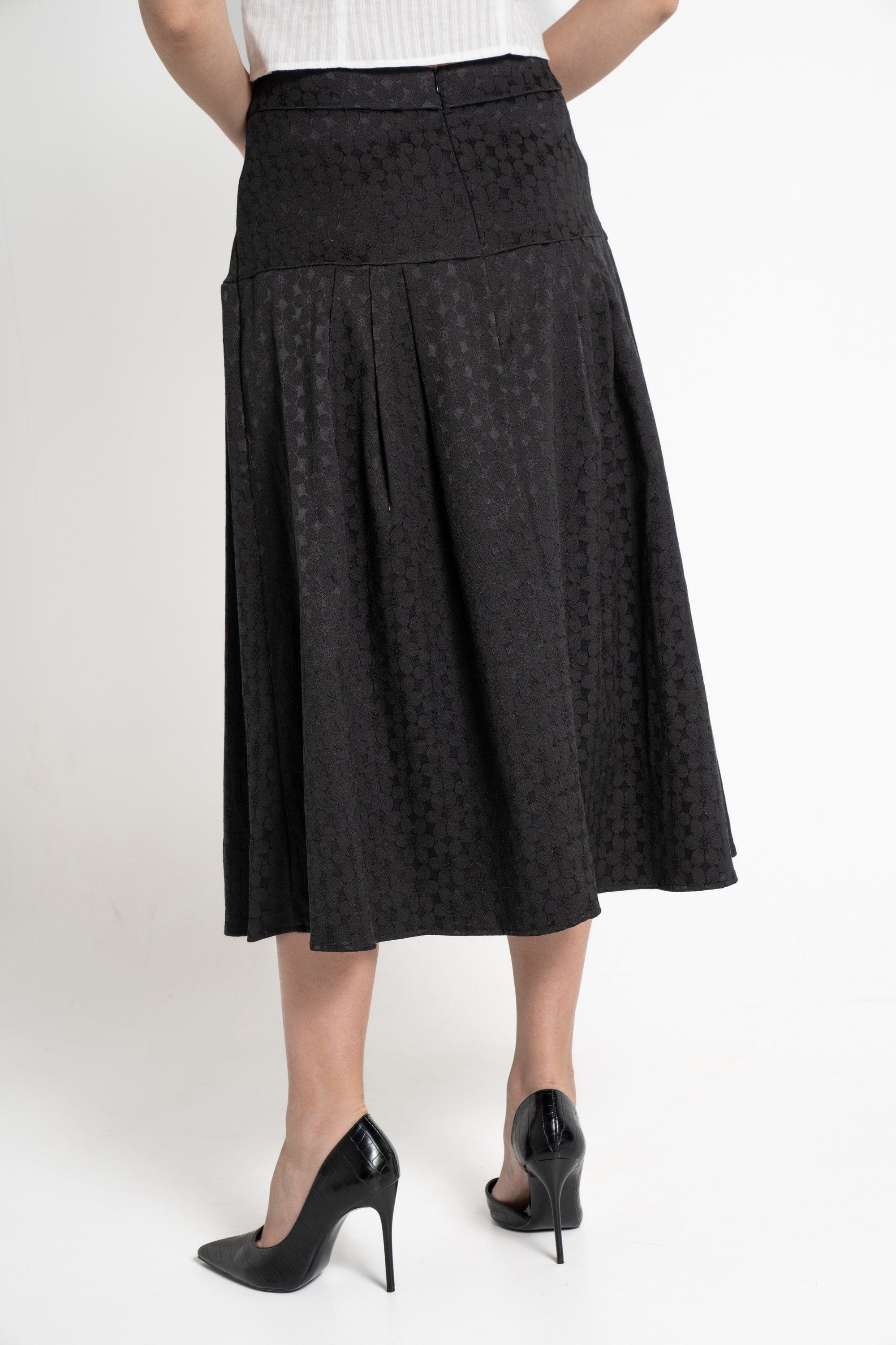 ميكا تنورة ميدي نسائية منقطة بكسرات أسود