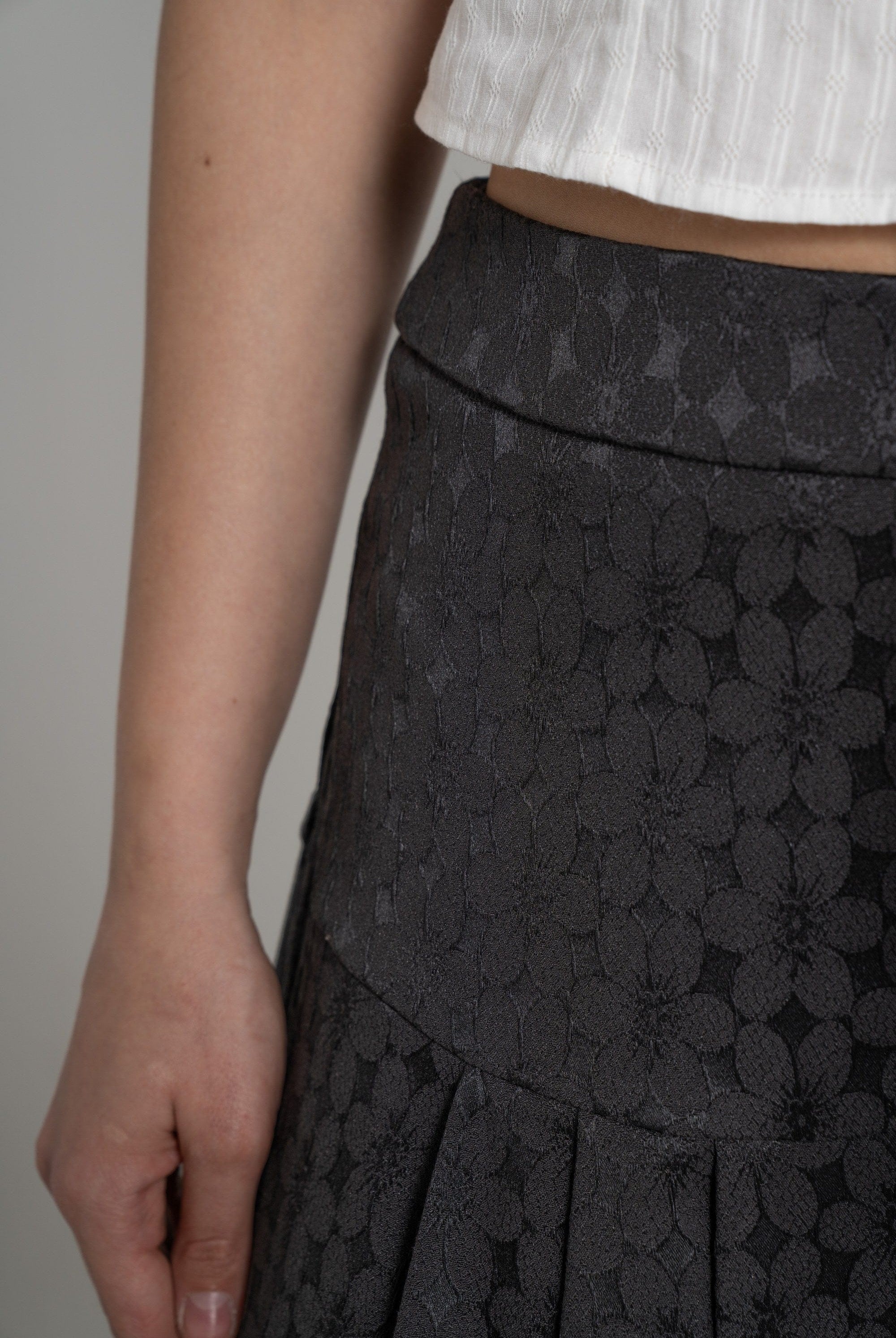 ميكا تنورة ميدي نسائية منقطة بكسرات أسود