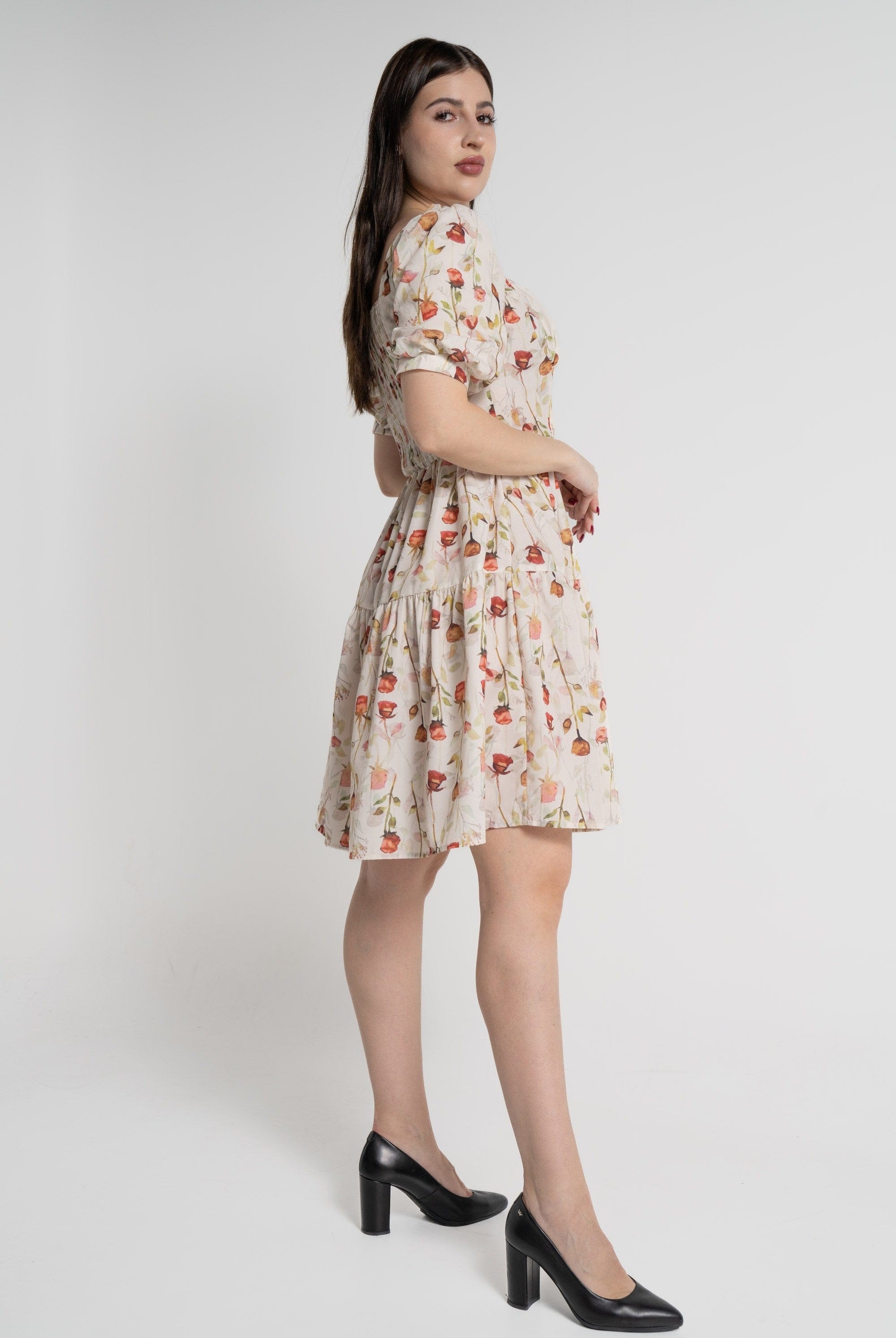 ميكا فستان بطول الركبة وأكمام قصيرة مخصر نسائي بيج