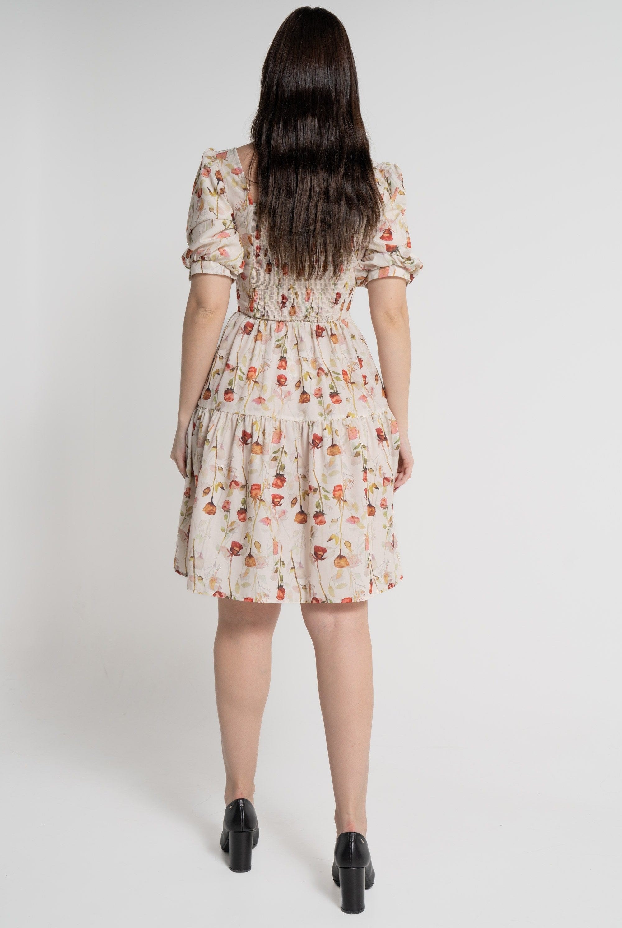 ميكا فستان بطول الركبة وأكمام قصيرة مخصر نسائي بيج