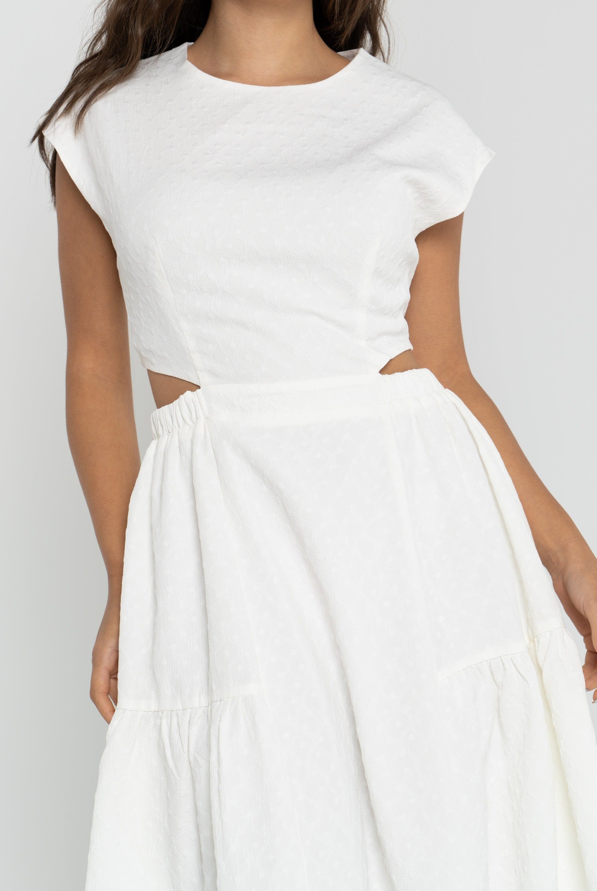 ميكا فستان قصير فوق الركبة مفتوخ من الخصر كم قصير