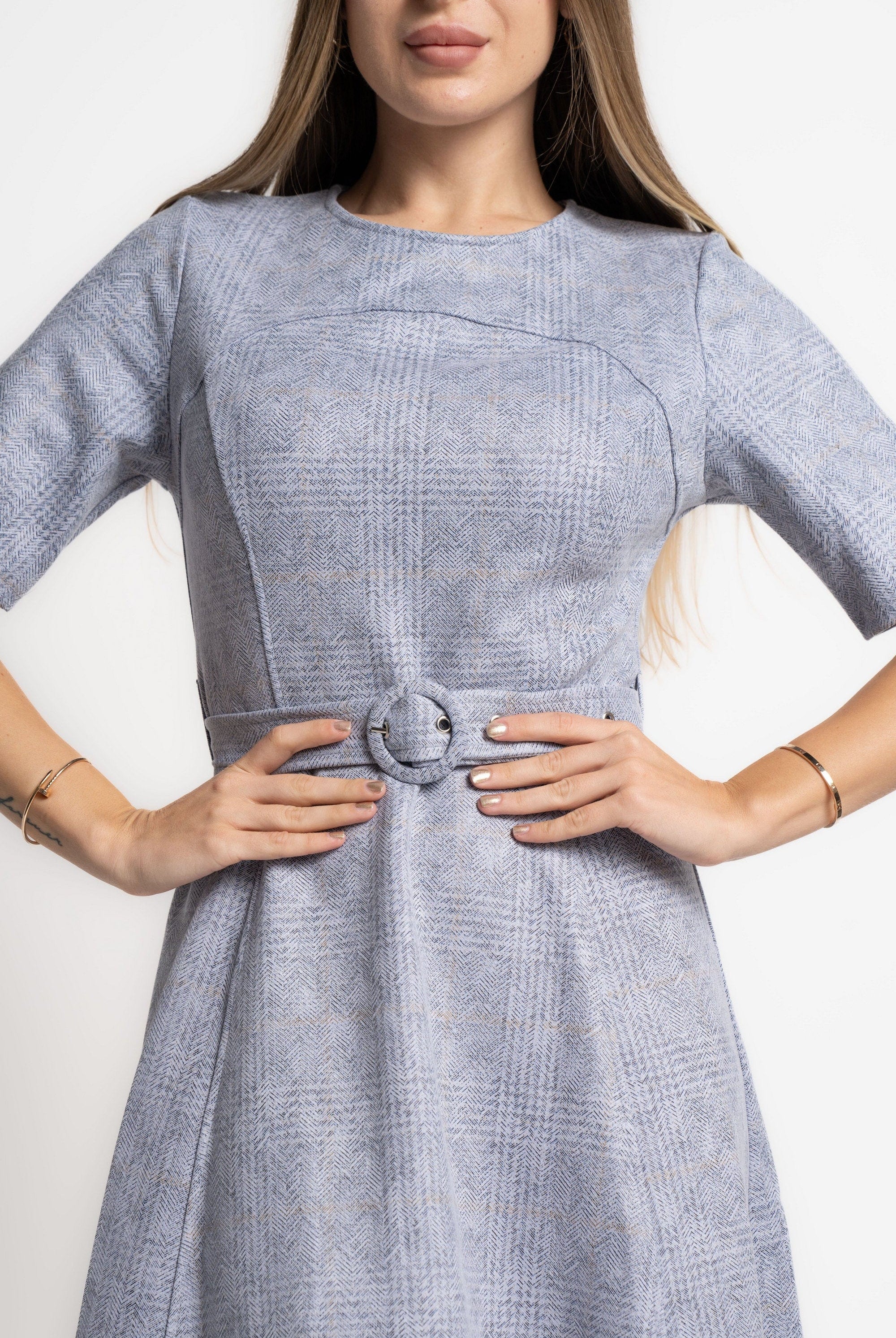 ميكا فستان ميدي كاروهات بنص كم بحزام على الخصر أزرق