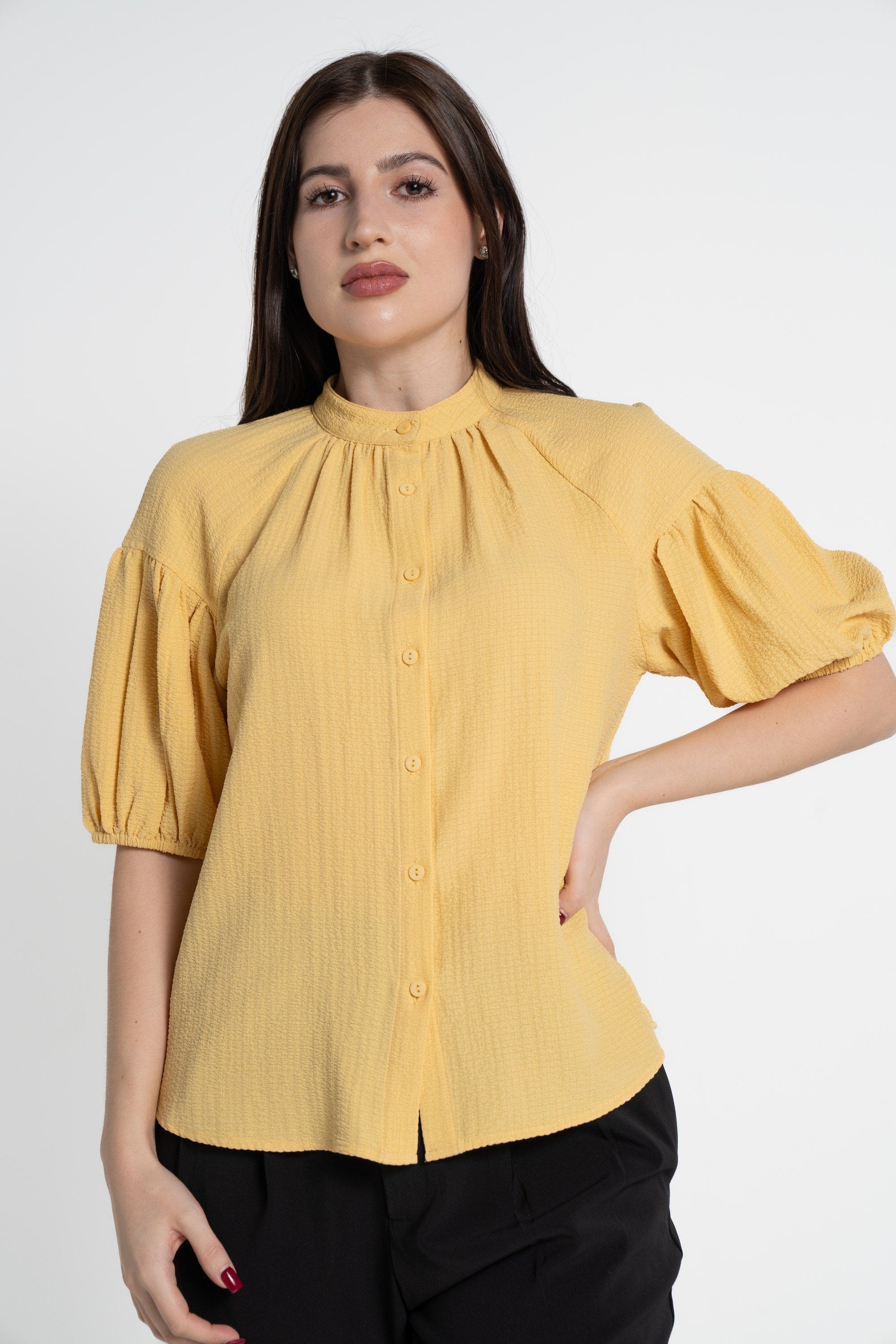 ميكا بلوزة بأكمام 3/4 سادة بأزرار أمامية