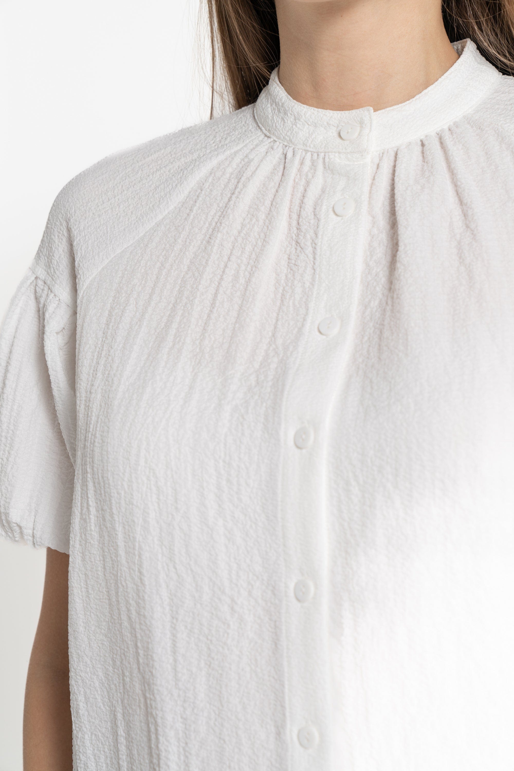 ميكا بلوزة بأكمام 3/4 سادة بأزرار أمامية