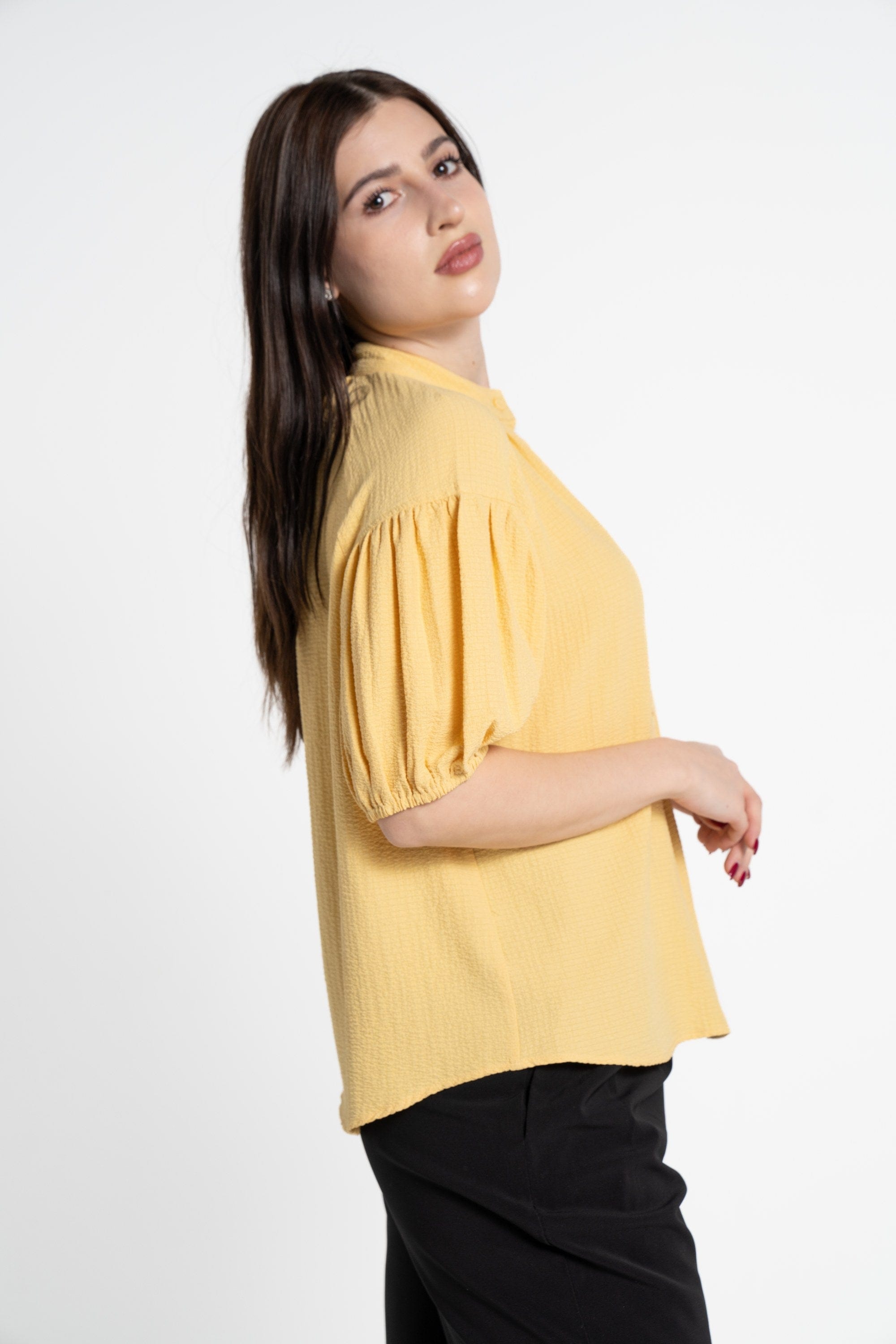 ميكا بلوزة بأكمام 3/4 سادة بأزرار أمامية