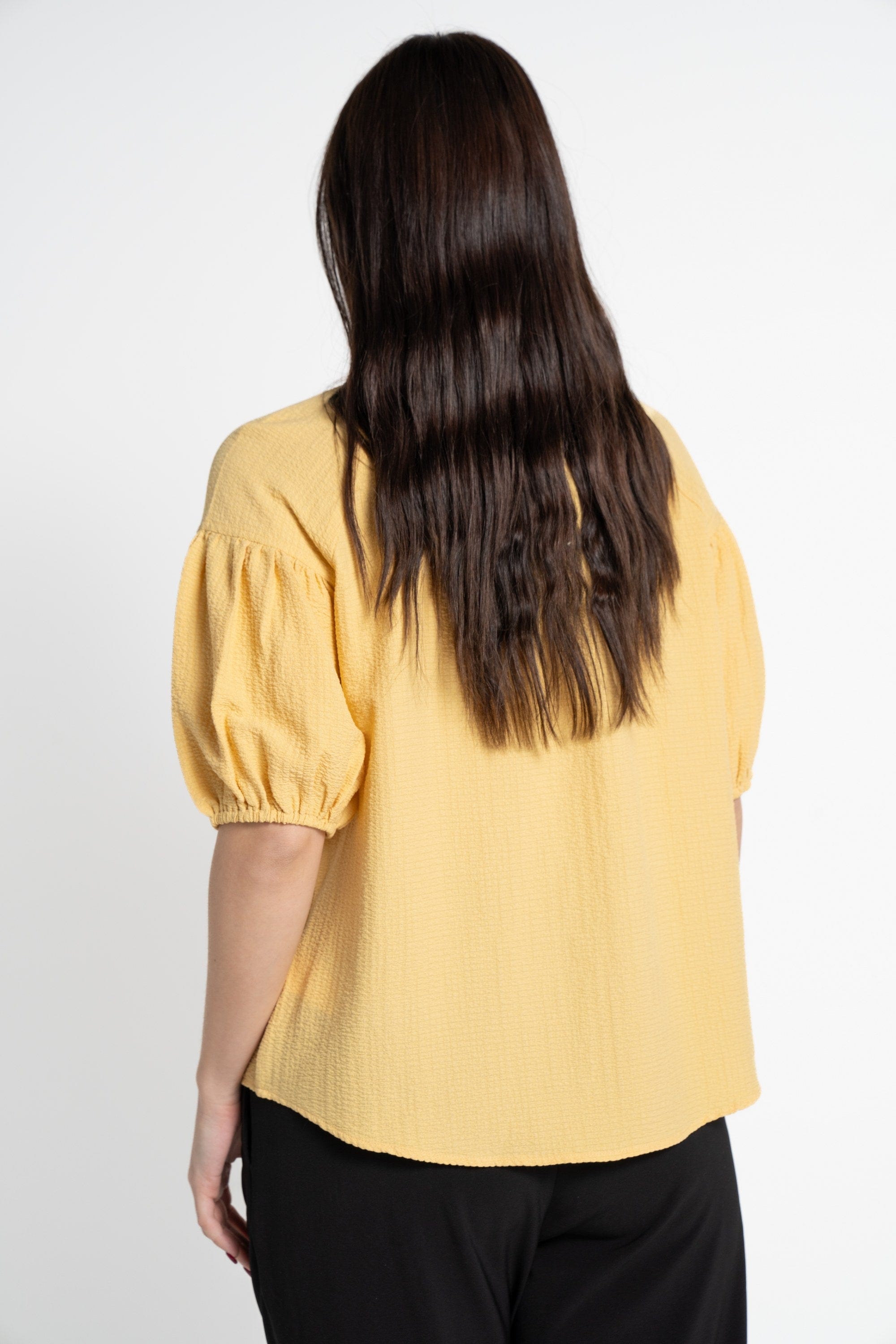 ميكا بلوزة بأكمام 3/4 سادة بأزرار أمامية