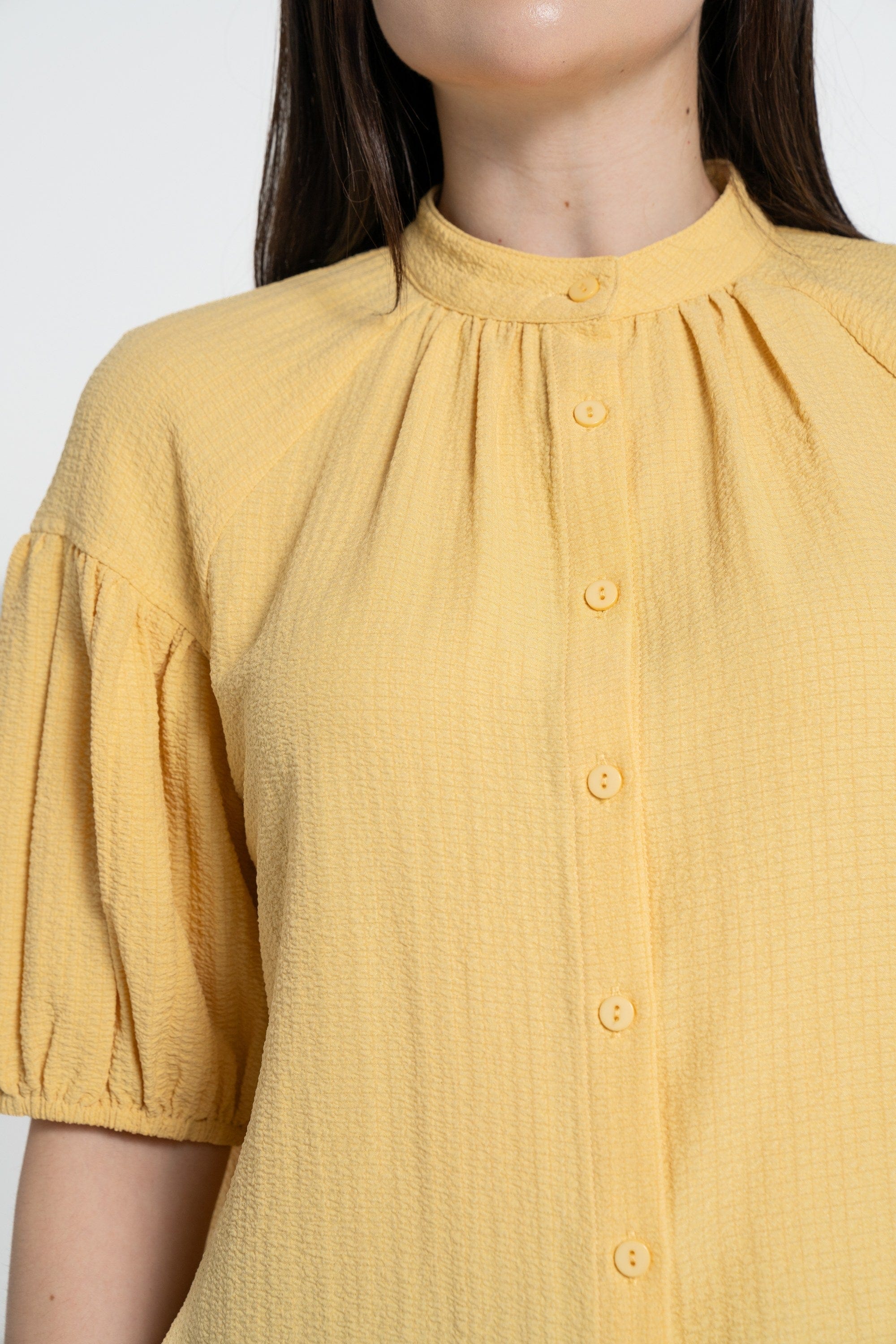 ميكا بلوزة بأكمام 3/4 سادة بأزرار أمامية