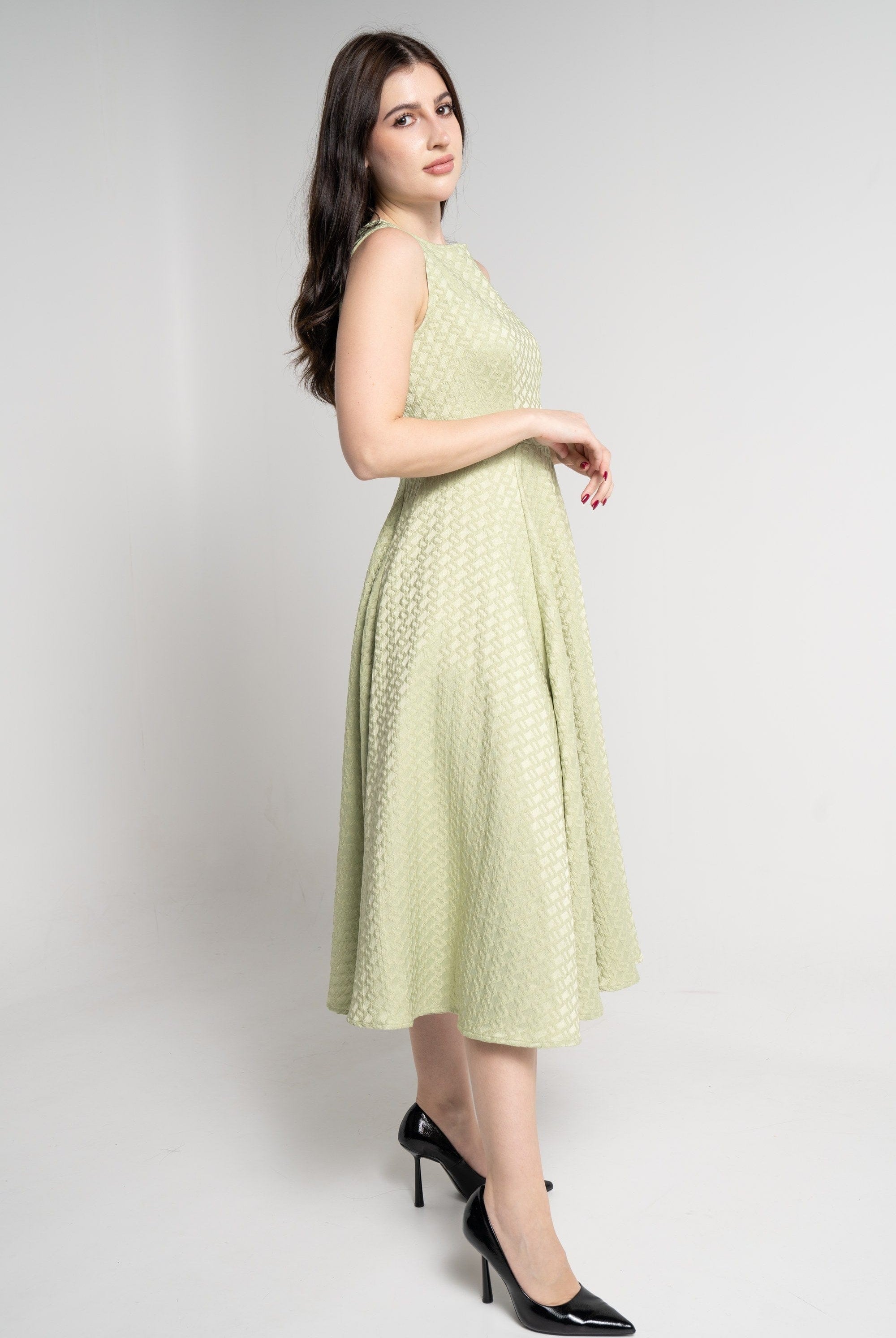 ميكا فستان ميدي بدون أكمام مطرز أخضر فاتح