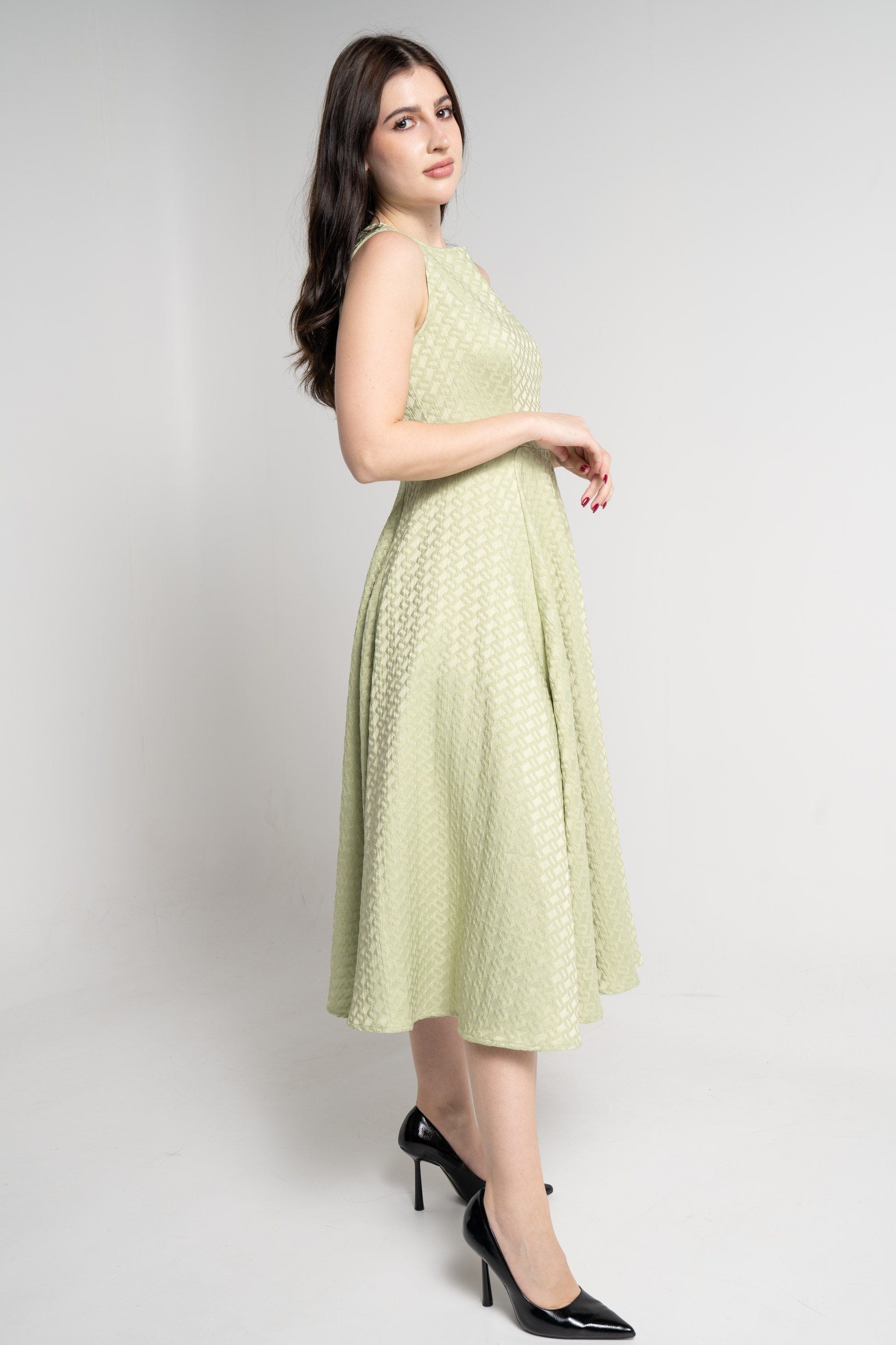 ميكا فستان ميدي بدون أكمام مطرز أخضر فاتح