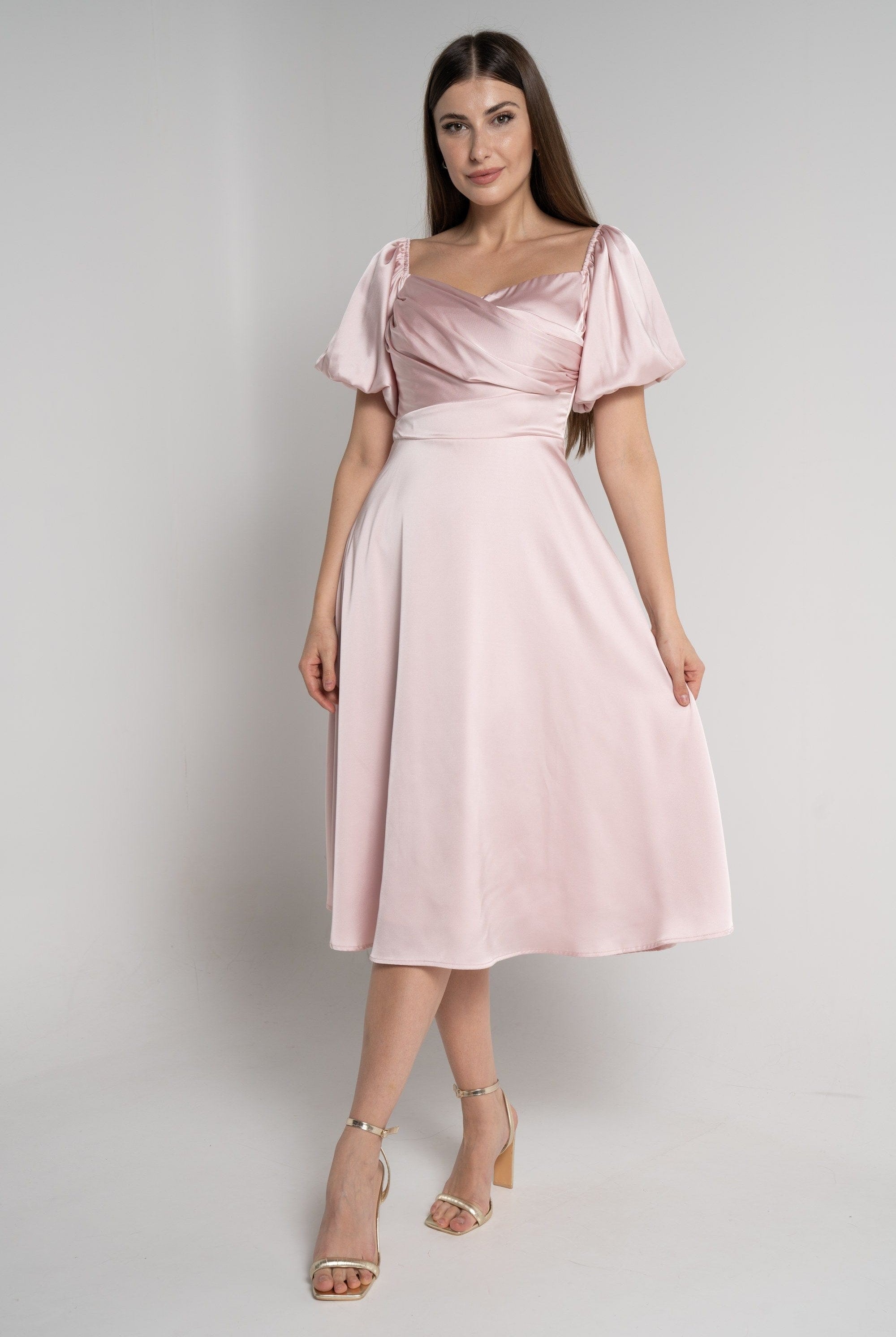 ميكا فستان ميدي لامع بأكمام قصيرة منفوخة وردي فاتح