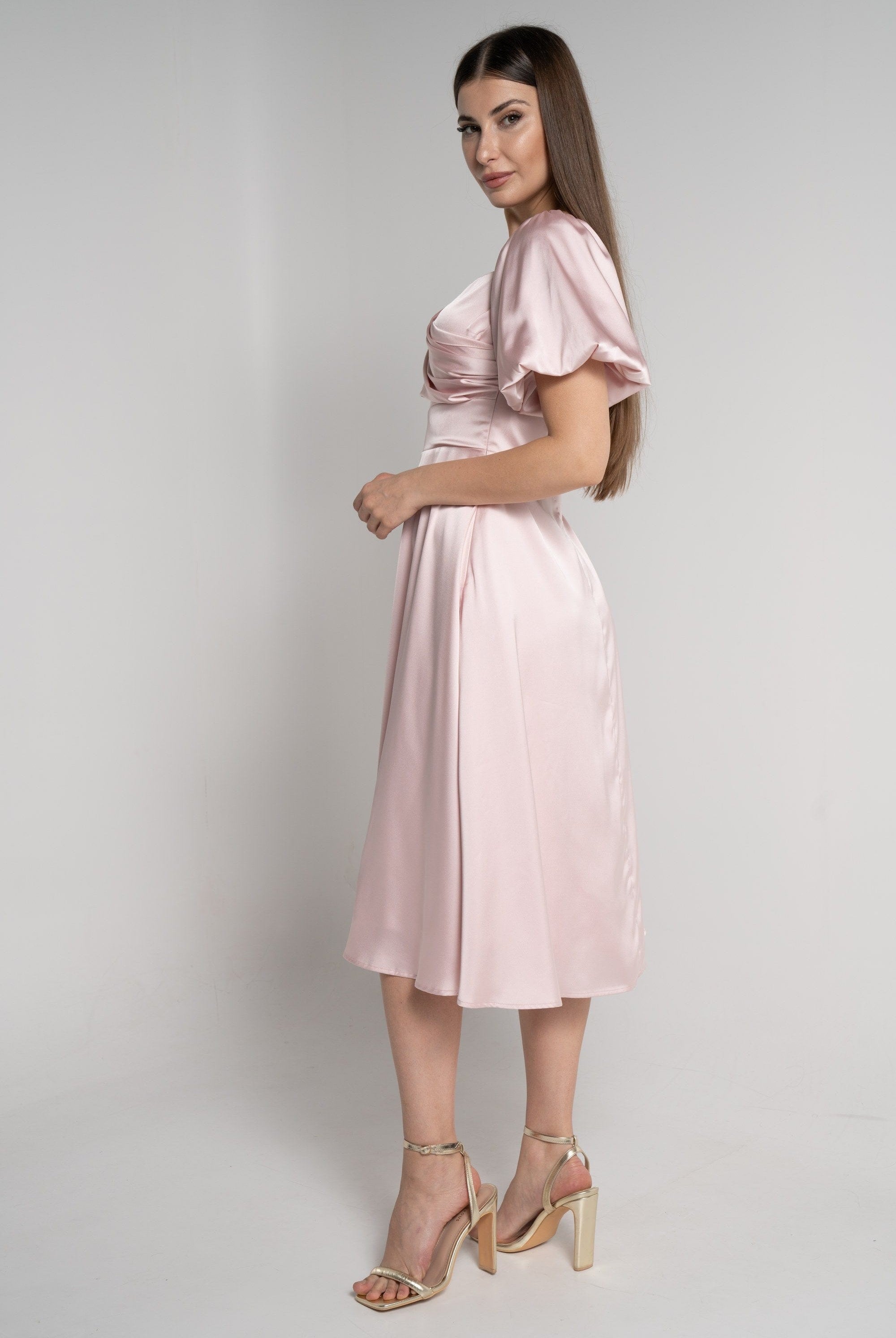 ميكا فستان ميدي لامع بأكمام قصيرة منفوخة وردي فاتح