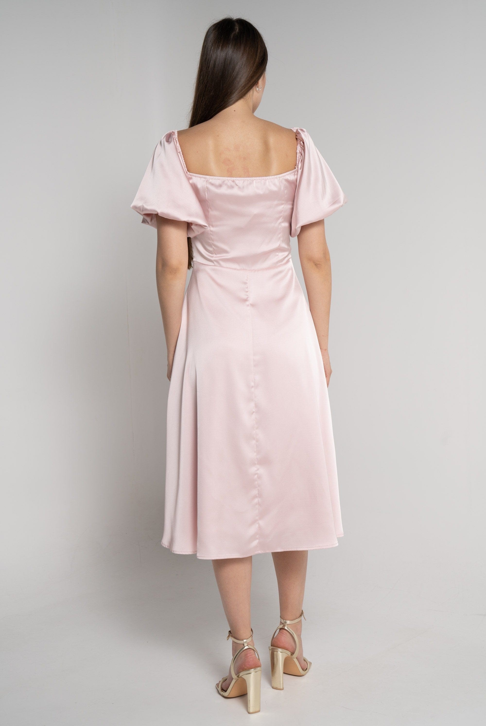 ميكا فستان ميدي لامع بأكمام قصيرة منفوخة وردي فاتح