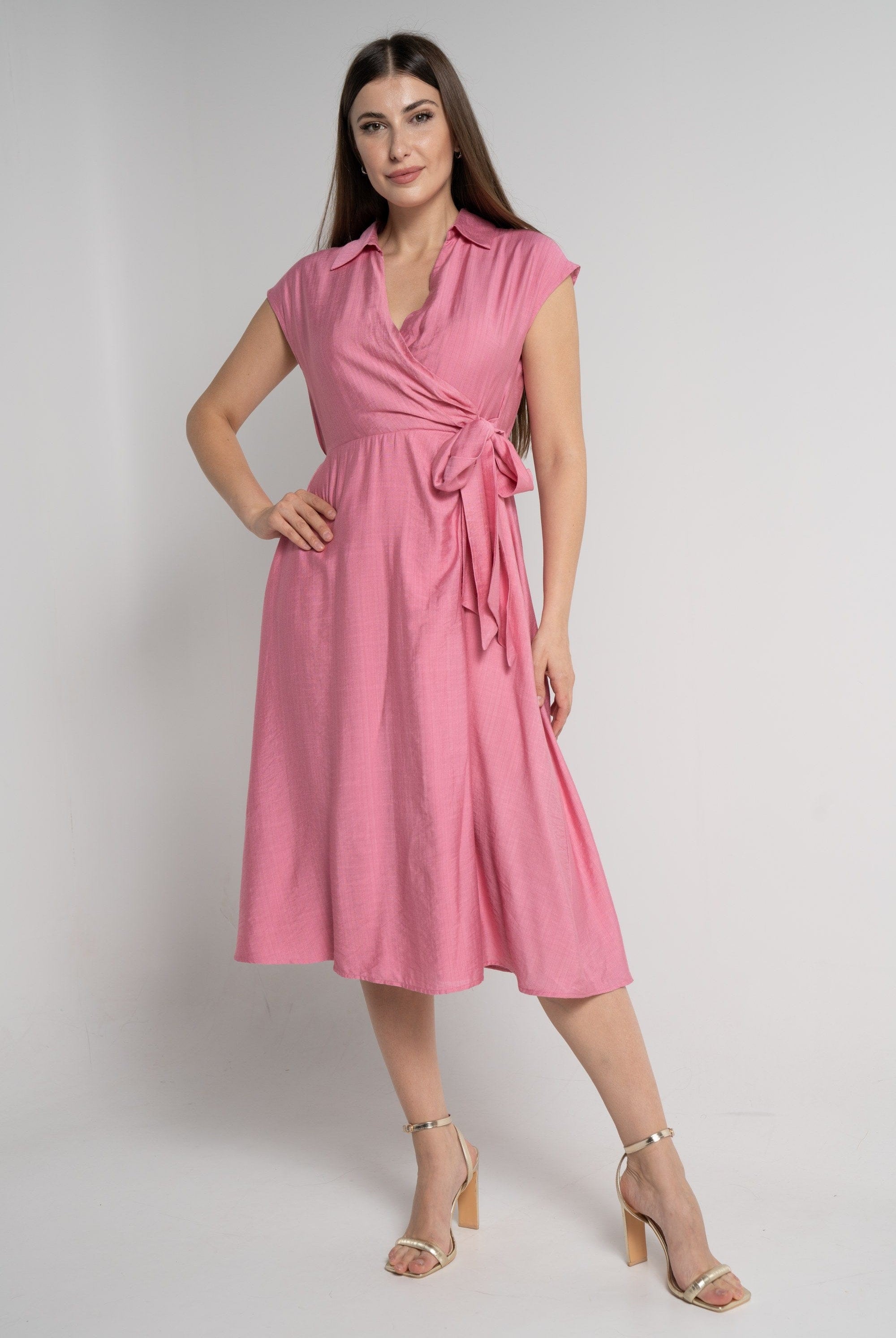 ميكا فستان ميدي بأكمام قصيرة بفتحة صدر عميقة