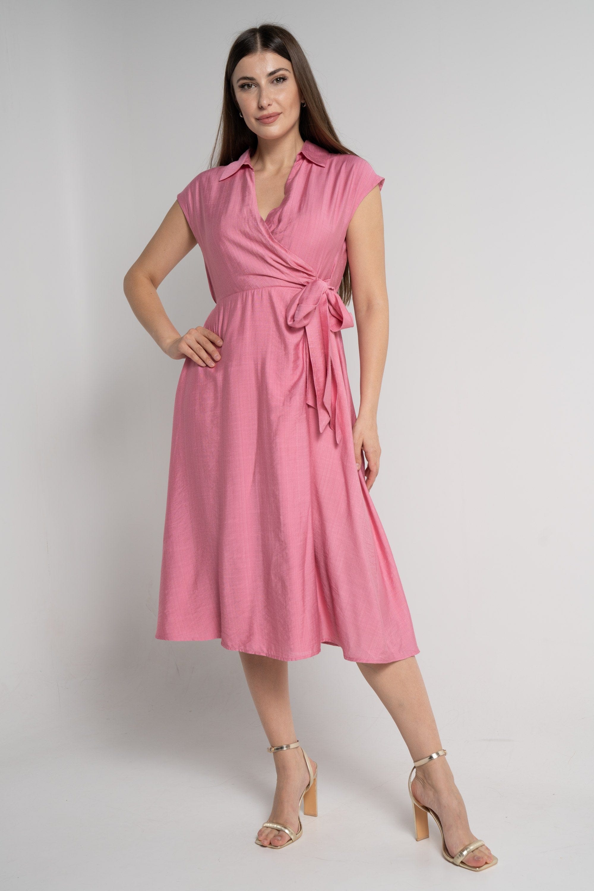 ميكا فستان ميدي بأكمام قصيرة بفتحة صدر عميقة