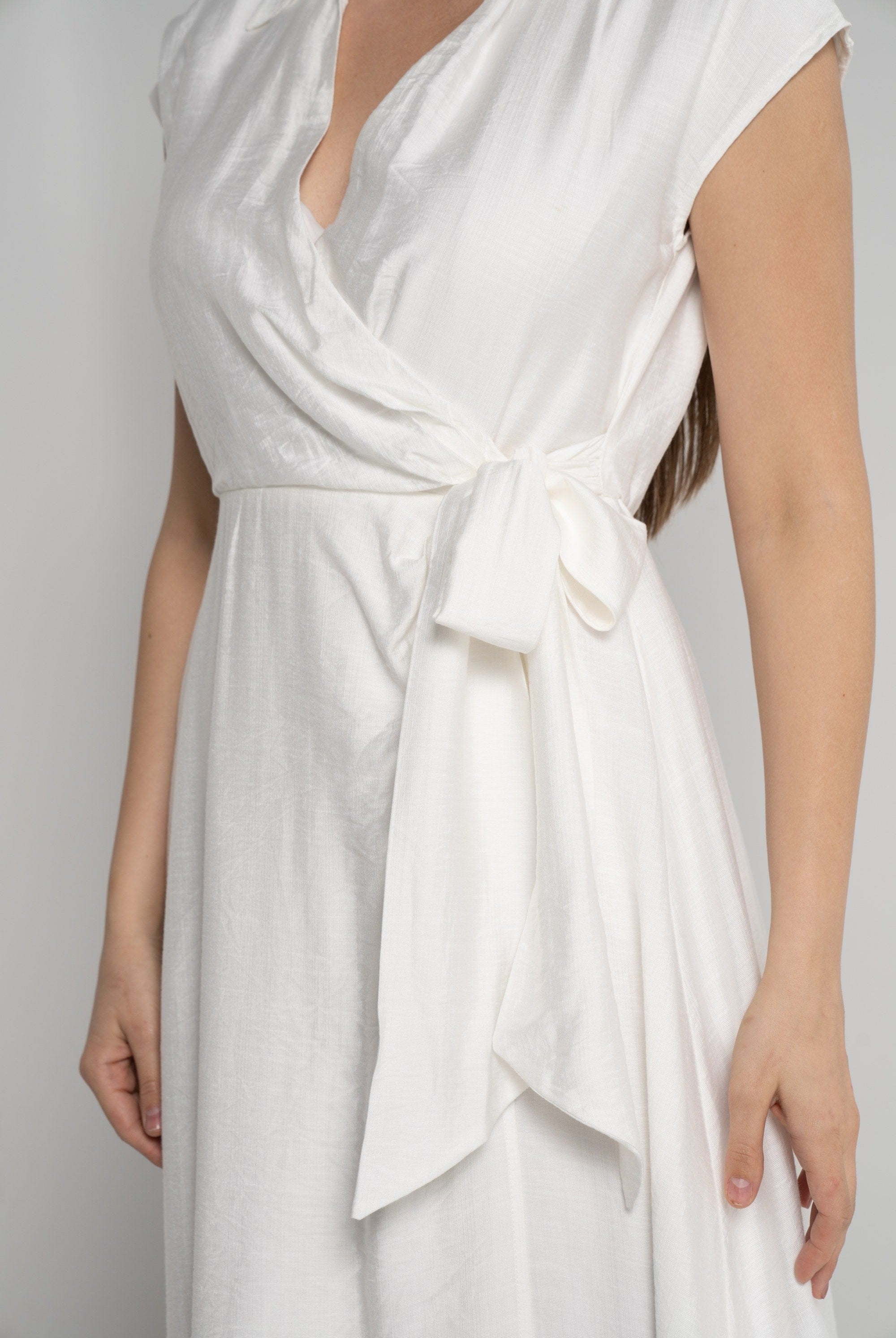 ميكا فستان ميدي بأكمام قصيرة بفتحة صدر عميقة