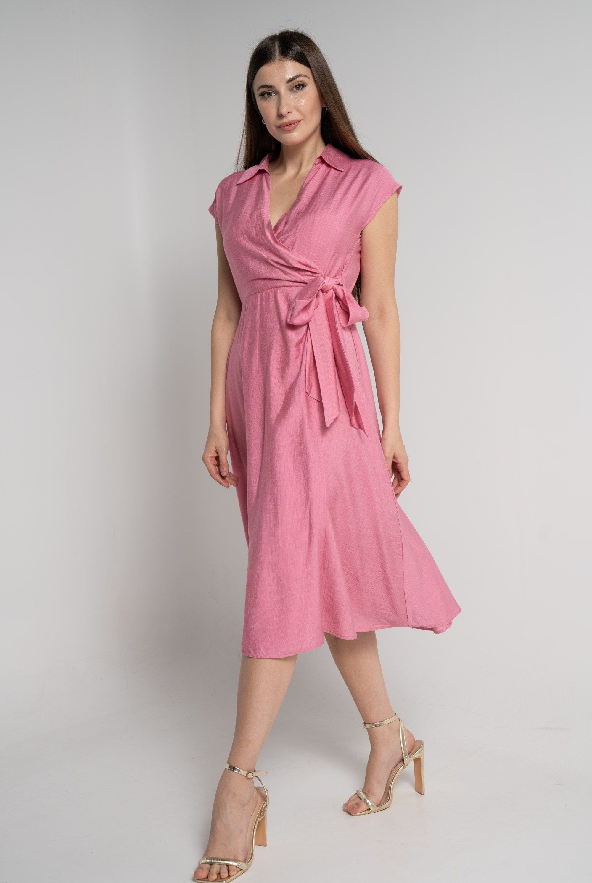 ميكا فستان ميدي بأكمام قصيرة بفتحة صدر عميقة