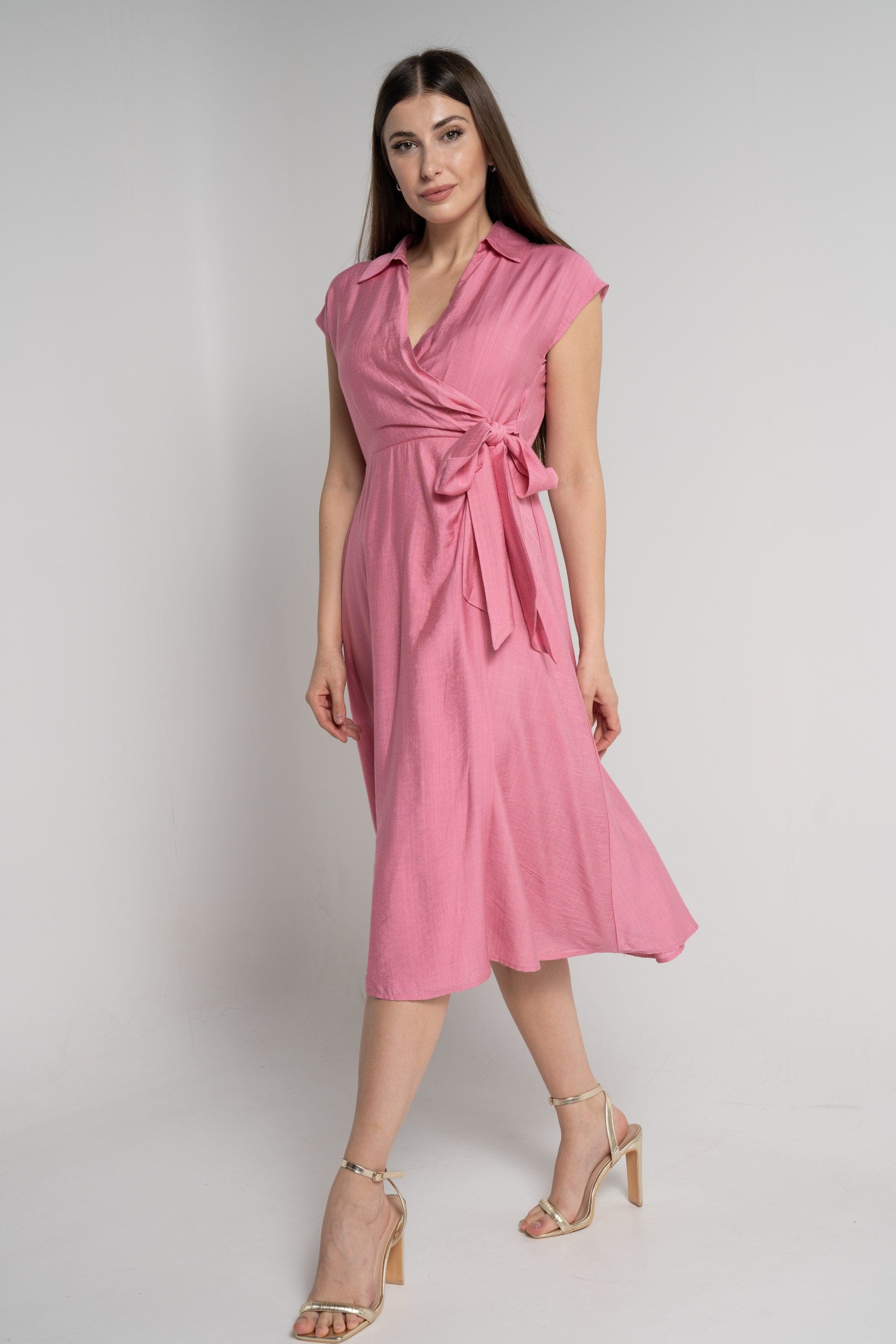 ميكا فستان ميدي بأكمام قصيرة بفتحة صدر عميقة